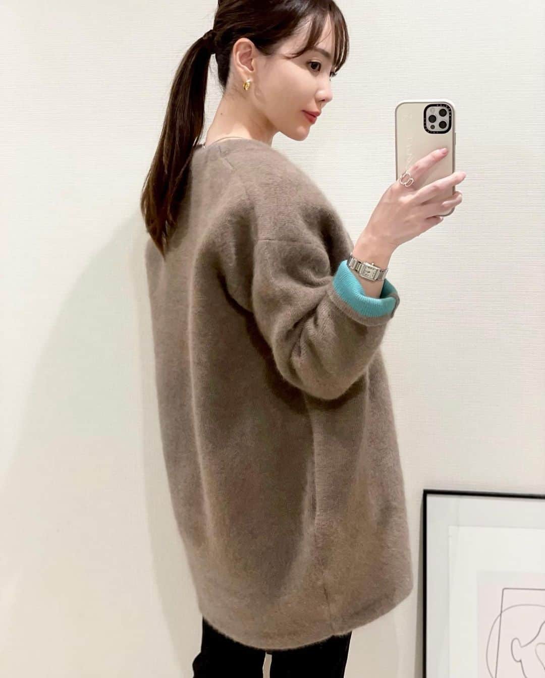 Aoiさんのインスタグラム写真 - (AoiInstagram)「予約していた @elendeek の ラクーンカーディガンが やっと届いた〜❤️ 柔らかい質感だけど 形がしっかりしている所も お尻が隠れる丈間も ボタンのデザインも 内側がグリーンなのも全部かわいい🥺💕 お袖めくってグリーン出すのが好きですが、めくらなかったら シンプルに着られるよ🤤  #冬コーデ#プチプラ#ニットカーデ#ラクーンカーディガン #白シャツ#elendeek  #シンプルコーデ #カジュアル#トレンド#クール#トップス#バッグ#平均身長コーデ#fashion#プチプラ#ootd#cordinate#大人カジュアル」12月3日 19時05分 - aoioa