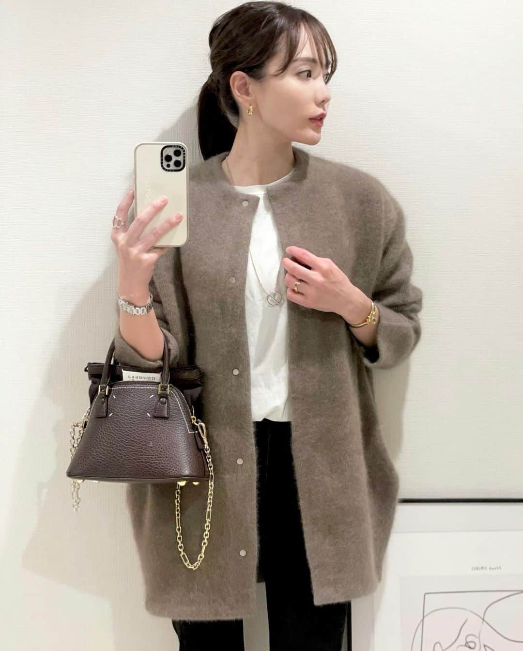 Aoiさんのインスタグラム写真 - (AoiInstagram)「予約していた @elendeek の ラクーンカーディガンが やっと届いた〜❤️ 柔らかい質感だけど 形がしっかりしている所も お尻が隠れる丈間も ボタンのデザインも 内側がグリーンなのも全部かわいい🥺💕 お袖めくってグリーン出すのが好きですが、めくらなかったら シンプルに着られるよ🤤  #冬コーデ#プチプラ#ニットカーデ#ラクーンカーディガン #白シャツ#elendeek  #シンプルコーデ #カジュアル#トレンド#クール#トップス#バッグ#平均身長コーデ#fashion#プチプラ#ootd#cordinate#大人カジュアル」12月3日 19時05分 - aoioa