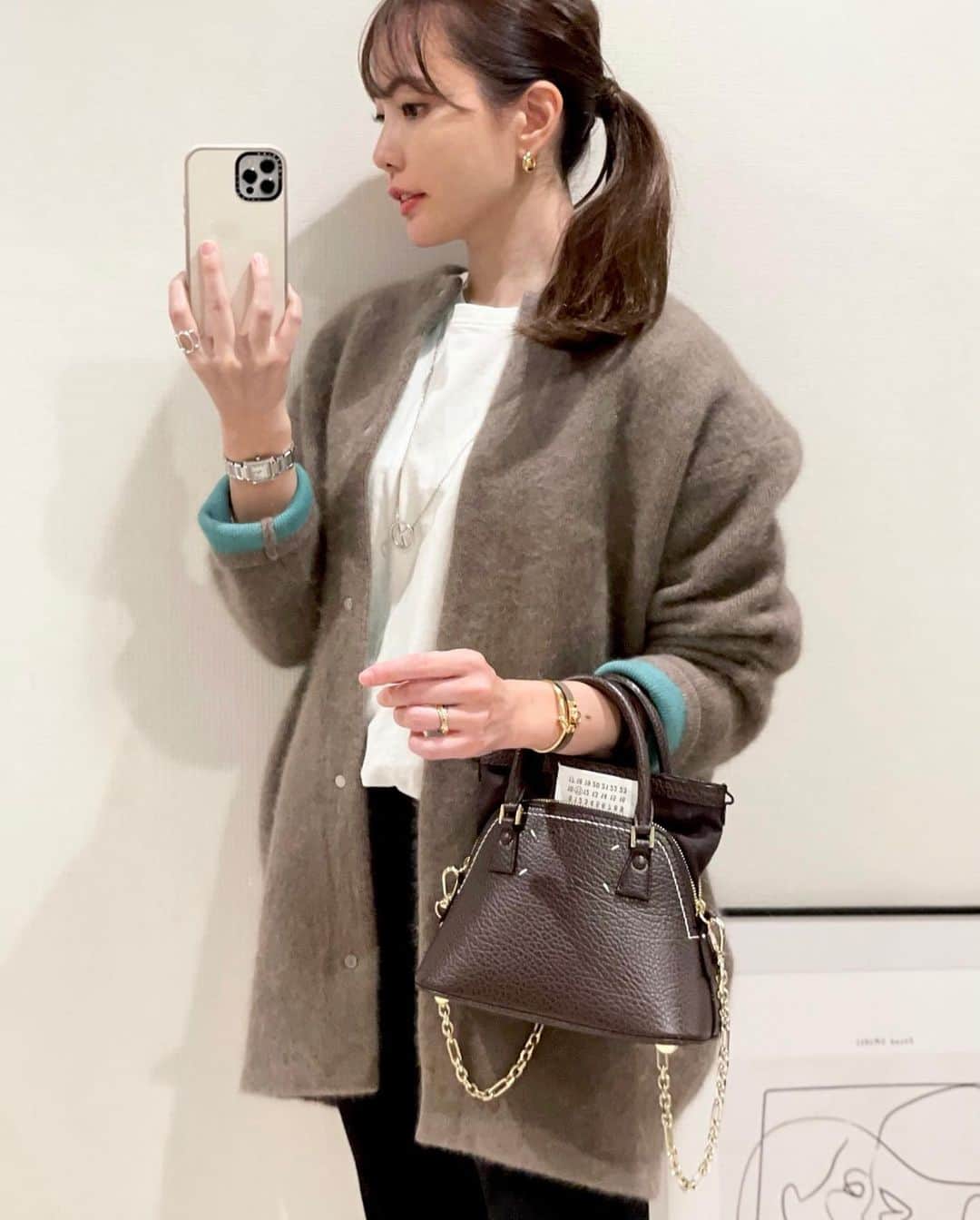 Aoiさんのインスタグラム写真 - (AoiInstagram)「予約していた @elendeek の ラクーンカーディガンが やっと届いた〜❤️ 柔らかい質感だけど 形がしっかりしている所も お尻が隠れる丈間も ボタンのデザインも 内側がグリーンなのも全部かわいい🥺💕 お袖めくってグリーン出すのが好きですが、めくらなかったら シンプルに着られるよ🤤  #冬コーデ#プチプラ#ニットカーデ#ラクーンカーディガン #白シャツ#elendeek  #シンプルコーデ #カジュアル#トレンド#クール#トップス#バッグ#平均身長コーデ#fashion#プチプラ#ootd#cordinate#大人カジュアル」12月3日 19時05分 - aoioa