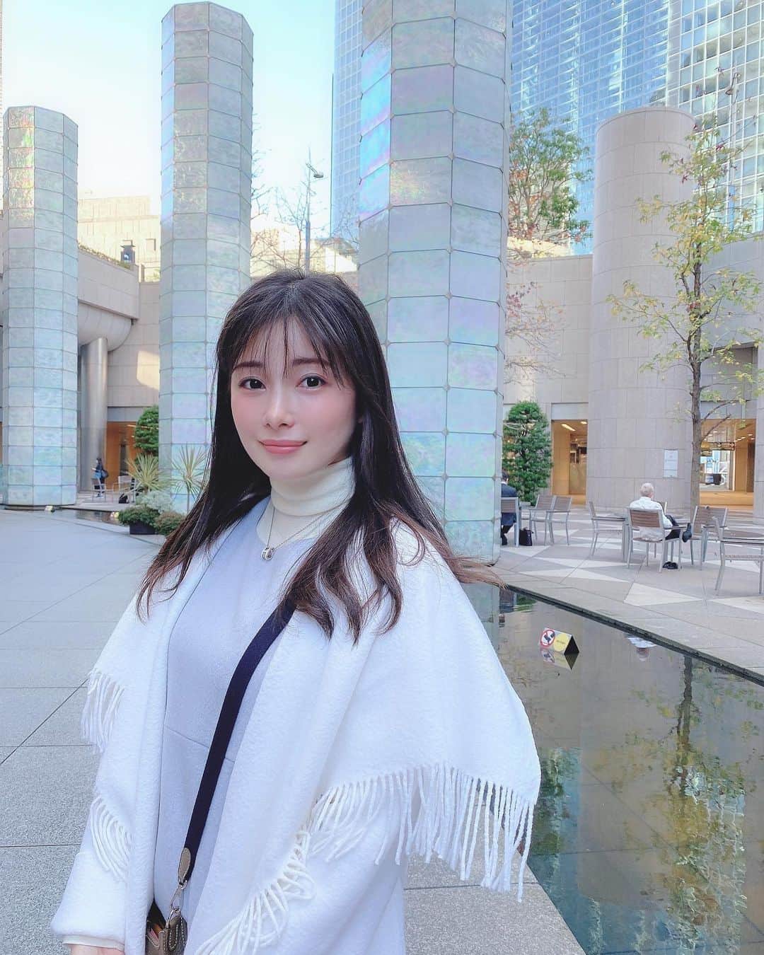 のインスタグラム：「お料理教室の帰り😊🥐 外のオブジェが綺麗だったので撮ってみました☺️  オーブン欲しいなぁ🍞 来年は、Panasonicの電子レンジのビストロを狙いたい🥺  みんなは買ってよかった家電製品とかありますか☺️✨？ ♡ ♡  お洋服は @foxey_official  ストールみたいなフリンジのカーディガンが使いやすくてあったかくてヘビロテしてます🤍  #料理教室 #料理教室東京 #153cmコーデ  #foxey #ミニエブリン #フォクシー」