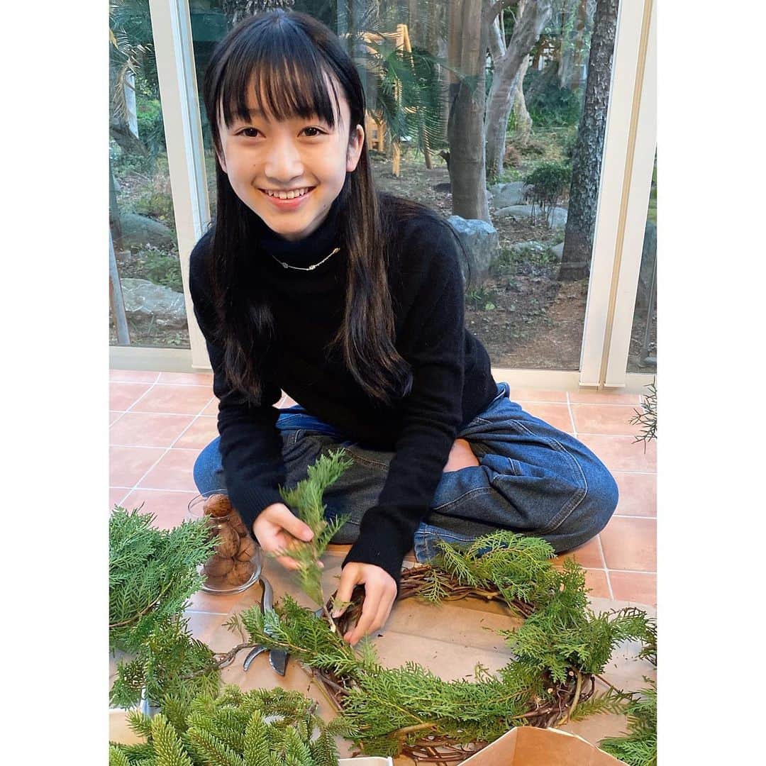 横溝菜帆さんのインスタグラム写真 - (横溝菜帆Instagram)「🎄🎄  今年は、集めた木の実やまつぼっくりで クリスマスリースを作りました🌿  思っていたより、可愛くておしゃれに出来たので 毎年作ることにします！！☺️  #クリスマスリース」12月3日 19時33分 - y_naho_te