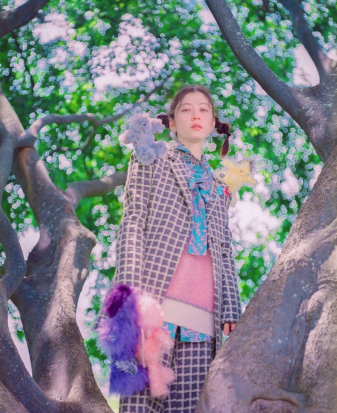 枝優花のインスタグラム：「きれいとおかしいとかわいいと変と煌めきと違和感と期待と恐れは、紙一重で、背中合わせで、それを行ったり来たりするのが好きですし、同時に醜くもあって、けれどそれがとても美しいと思います。」