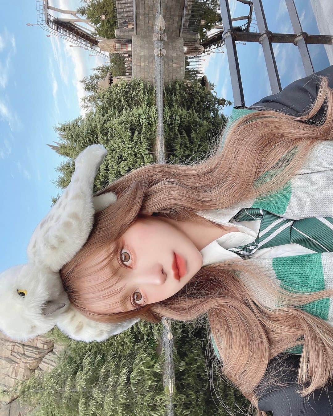 _lulushuのインスタグラム：「少し前に、@sbc_akao 先生にお願いして埋没と左目だけ目頭切開をしてきました🥼💉 ２枚目は上がbefore下がafter🎥 上目遣い？みたいにすると二重幅が潰れてしまうのが嫌でずっと下めから自撮りしよった૮ o̴̶̷᷄ ·̫ o̴̶̷̥᷅ ა  写真じゃわかりづらいけど末広から平行二重になった感じです🧸ෆ 症例写真とか沢山見て赤尾先生のしてる二重幅がかわいくて赤尾先生に決めました！ まだ１ヶ月と少しくらいなのでまた経過載せます🥣 #湘南美容クリニック #美容整形 #整形 #美容好きな人と繋がりたい #二重 #クイックコスメティークダブルneo #クイックコスメティークダブル #二重整形 #埋没法」