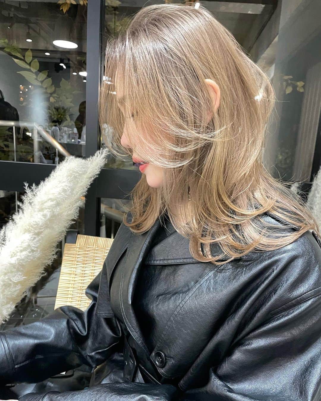 酒井麻里（Juri）さんのインスタグラム写真 - (酒井麻里（Juri）Instagram)「本日も素敵色に仕上げていただきました🪄  今後のカラープランだったり、この先の髪の状態のことまで 親身に考えてくださるkingさん。  神様 @king140710」12月3日 19時49分 - jurixoxoxo