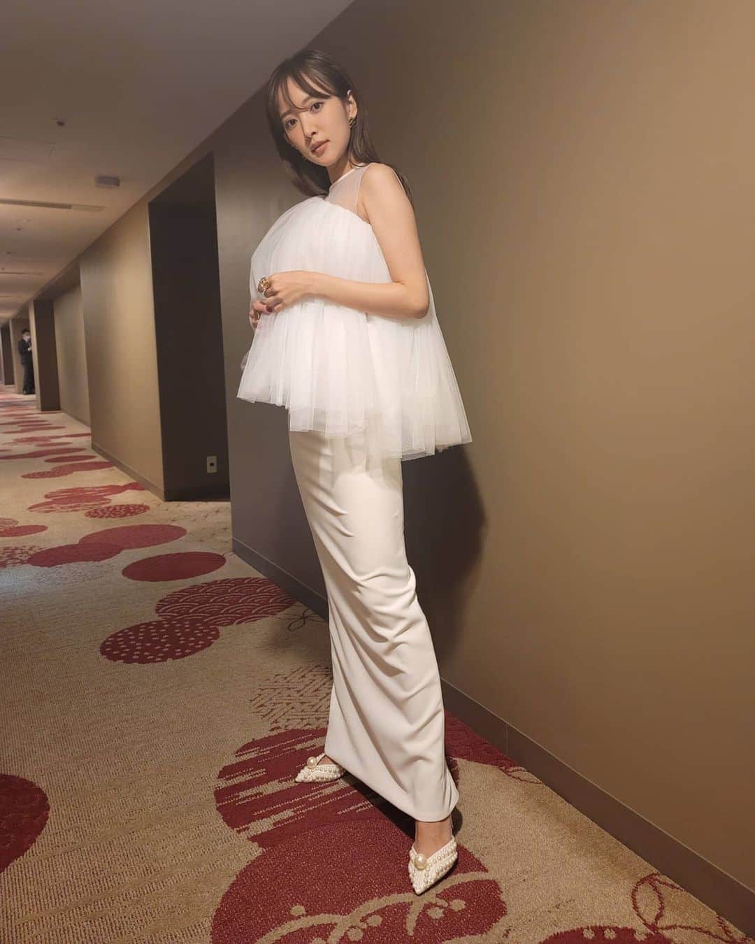 のインスタグラム：「映画「189」の初日舞台挨拶でした😚  dress @sophieetvoila shoes @jimmychoo jewelry @barjewelry @vendomeaoyama_official」