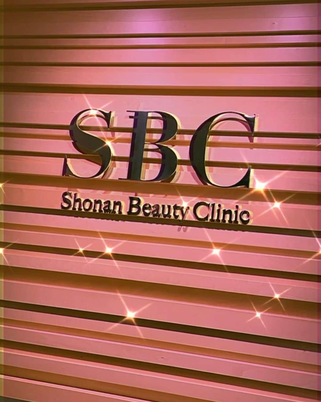 Hitomiさんのインスタグラム写真 - (HitomiInstagram)「❤︎  冬だし乾燥してお肌が荒れ気味だったので @sbcbeauty_official @sbc_niigataに 肌ケアしに行ってきたよ😊❤️ 万代の賑わっている場所に店舗があるので お買い物のついでに寄れてよかった☺️ お店の中は落ち着いていて綺麗だし とても丁寧に施術して頂けてお肌も喜んでる😭✨ これからもお肌のケアはお願いしたいなあ〜💕 @sbc_yusuke_ito 先生ありがとうございました😊🌻  12月15日まで限定で 　@sbcbeauty_ope_officialをフォローする 3000ポイント配布しているみたいで お得みたいだよ〜🥺❣️  #PR #美肌と言えばSBC湘南美容クリニック　#最安値と言えばSBC湘南美容クリニック　#美容整形と言えばSBC湘南美容クリニック　#SBC湘南美容クリニック　#SBC湘南美容クリニック新潟院　#湘南美容グループ代表相川佳之#美容整形 #美容クリニック #毛穴 #小顔 #整形 #美容医療 #美容皮膚科」12月3日 20時02分 - hitomi_01270