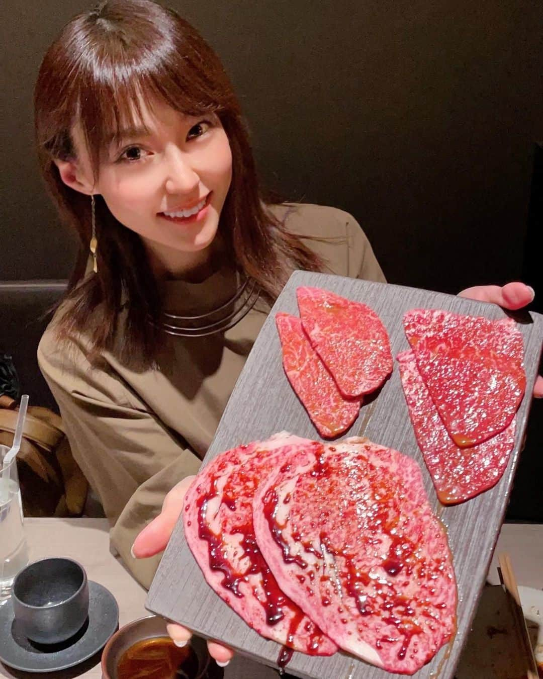 中川祐子さんのインスタグラム写真 - (中川祐子Instagram)「至極の焼肉❤️ . 素敵すぎるお店「うし松」で ご馳走して頂いちゃいました✨ . 最高級の黒毛和牛は 目にも楽しくて どれも芸術作品のよう😍 . 色んな部位を味わってからの〜 トロけるようなヒレカツサンドからの〜 シメにはサーロイン牛丼‼️ (→写真スワイブしてみてー♪)😆 . 実はね、シメは4種類あって カレーライス 冷麺 ガーリックライス も選べるんだけど、、 ここはやっぱりサーロイン牛丼で😁 . まだお肉を食べるんだー！って 突っ込まれました(笑) だってお肉美味しいんだもーん！ わがまま言ってごめんなさい🙏 . こんな贅沢なフルコースを頂けるなんて、 ほんと幸せー☺️💕 . 今年もあっという間に最後の月！ 最高のパワーを頂いたので、 年内ラストスパートで お仕事頑張るぞー💪 . 本当にありがとうございました✨ . #至極の焼肉 #最高級黒毛和牛 #お肉大好き #美味しすぎるお肉に感動 #お肉パワー頂きました  #ご馳走様でした #恩返しができますように  #お仕事頑張ります #毎日に感謝 #素敵な仲間 #信じる力が大事 #一緒に頑張ろう」12月3日 20時02分 - nakagawa.yuko