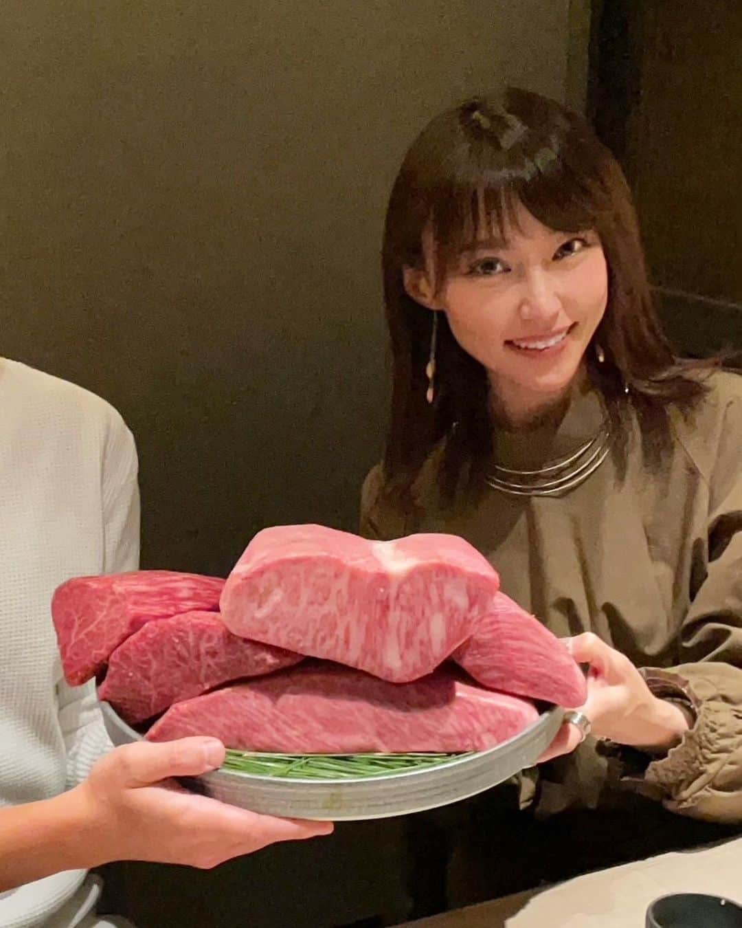 中川祐子さんのインスタグラム写真 - (中川祐子Instagram)「至極の焼肉❤️ . 素敵すぎるお店「うし松」で ご馳走して頂いちゃいました✨ . 最高級の黒毛和牛は 目にも楽しくて どれも芸術作品のよう😍 . 色んな部位を味わってからの〜 トロけるようなヒレカツサンドからの〜 シメにはサーロイン牛丼‼️ (→写真スワイブしてみてー♪)😆 . 実はね、シメは4種類あって カレーライス 冷麺 ガーリックライス も選べるんだけど、、 ここはやっぱりサーロイン牛丼で😁 . まだお肉を食べるんだー！って 突っ込まれました(笑) だってお肉美味しいんだもーん！ わがまま言ってごめんなさい🙏 . こんな贅沢なフルコースを頂けるなんて、 ほんと幸せー☺️💕 . 今年もあっという間に最後の月！ 最高のパワーを頂いたので、 年内ラストスパートで お仕事頑張るぞー💪 . 本当にありがとうございました✨ . #至極の焼肉 #最高級黒毛和牛 #お肉大好き #美味しすぎるお肉に感動 #お肉パワー頂きました  #ご馳走様でした #恩返しができますように  #お仕事頑張ります #毎日に感謝 #素敵な仲間 #信じる力が大事 #一緒に頑張ろう」12月3日 20時02分 - nakagawa.yuko