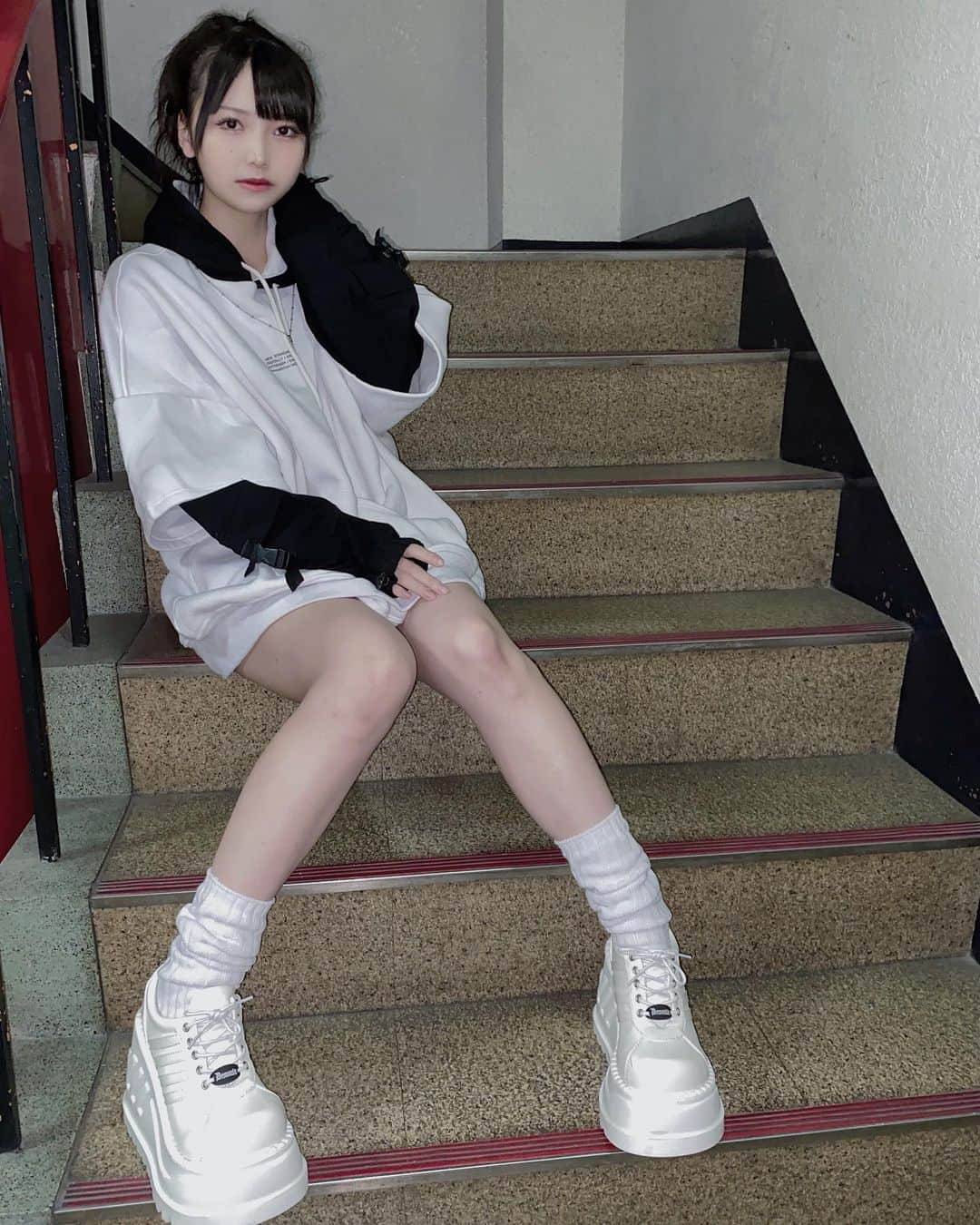 のインスタグラム：「冬だけど脚出しちゃう😸❕」