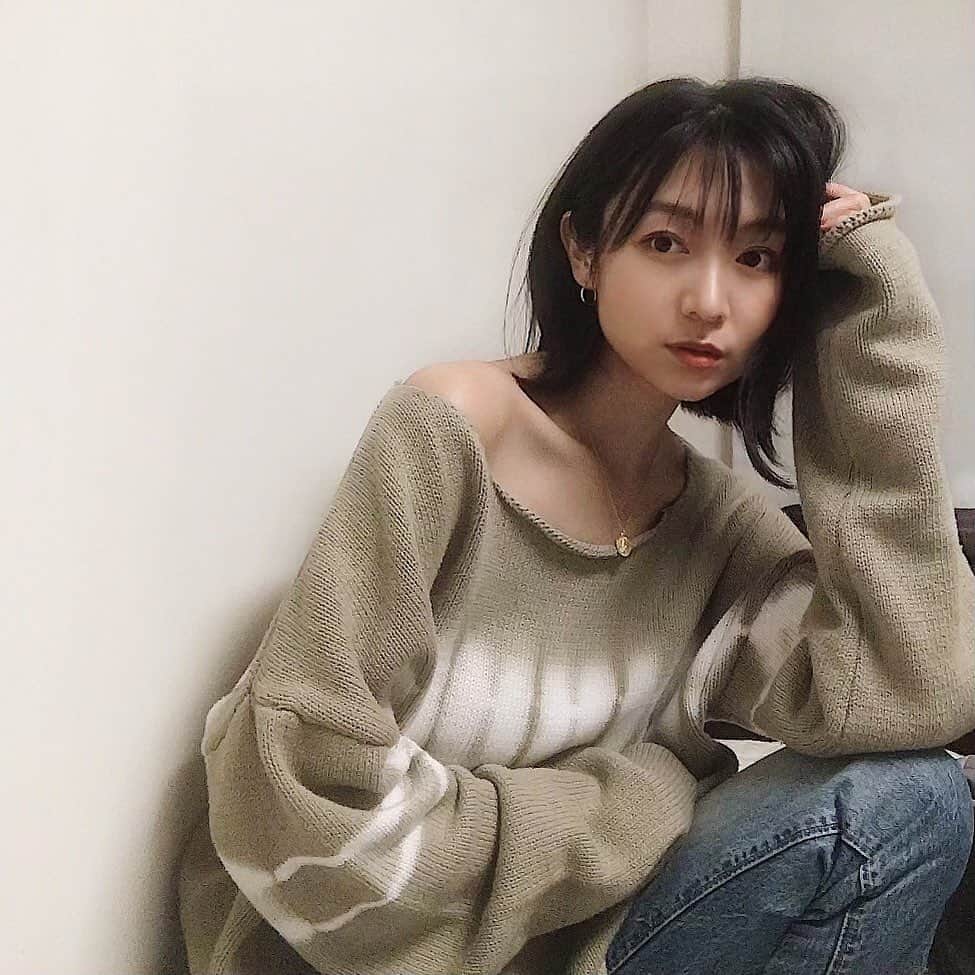 二瀬里子のインスタグラム：「10月に撮ってたやつ。 このニットお気に入り♡」