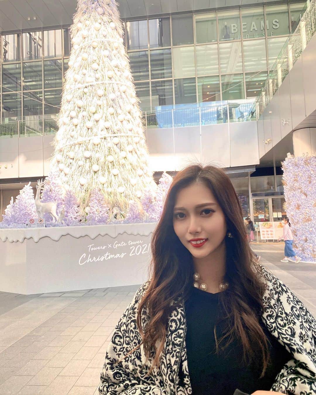 山田恵里伽のインスタグラム：「この前、名古屋駅にホワイトクリスマスツリー見っけた🎄❄️   #クリスマス #クリスマスツリー  #ホワイトツリー #名古屋駅 #時差投稿 #2021 #冬」