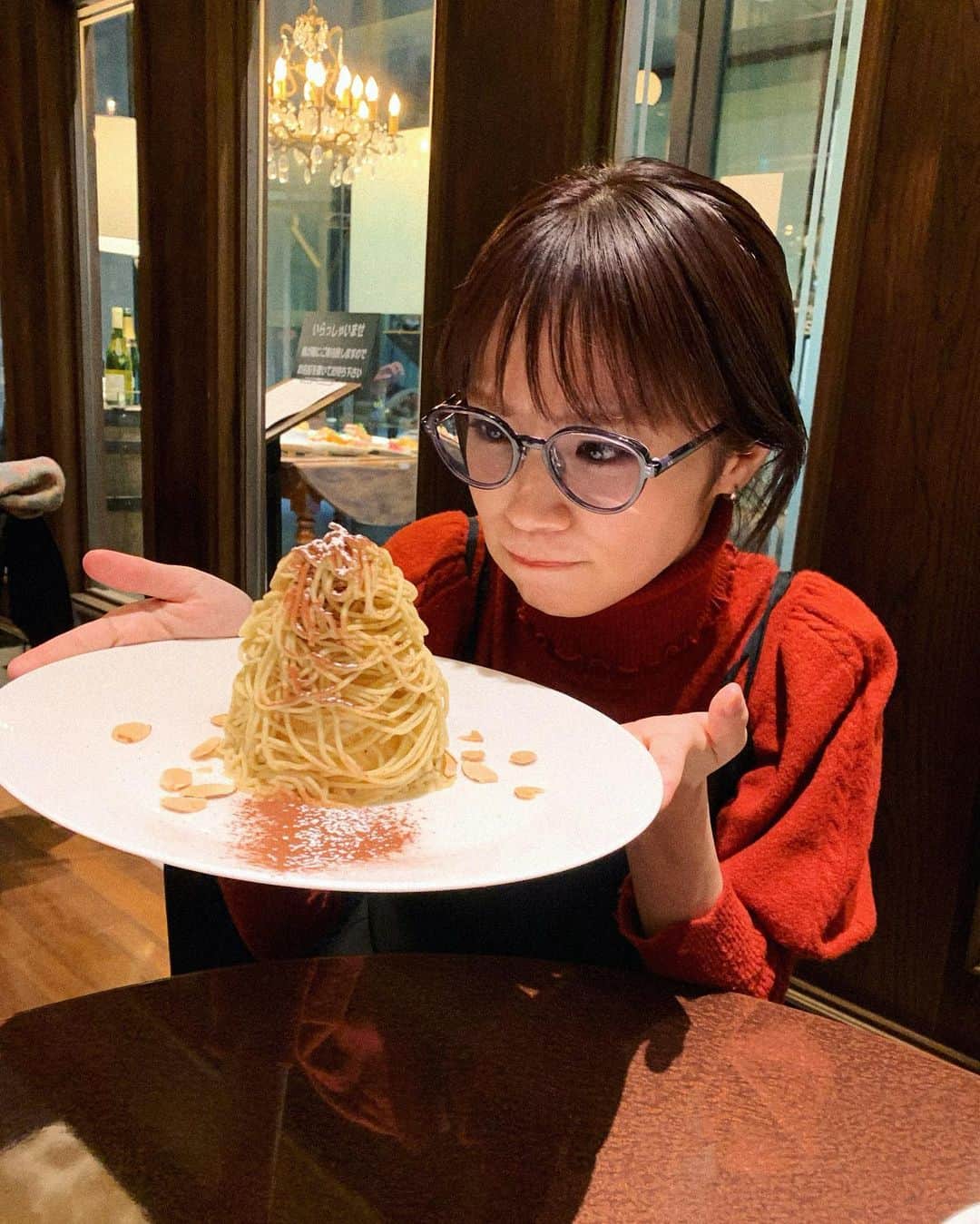 菜乃花のインスタグラム：「モンブラン。  めっちゃ栗の味した。めっちゃ美味しかった。 栗の土台のアーモンドのメレンゲ？までとても美味しかった！  エクステとってすっきりな私です。  @resee.official にメガネ取りに行きました。 めっちゃ見えて快適です。」