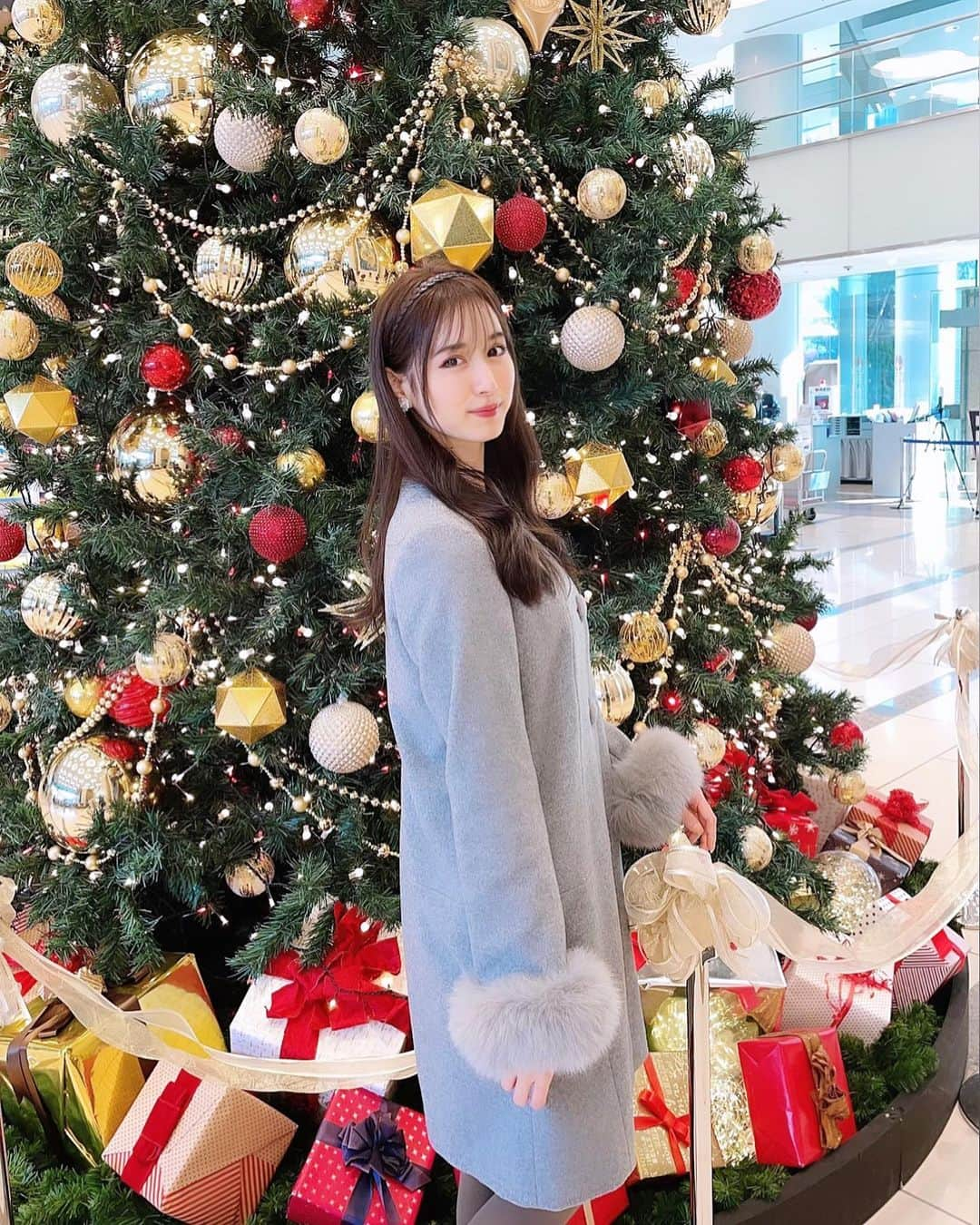 阿部菜渚美さんのインスタグラム写真 - (阿部菜渚美Instagram)「@debutdefiore さんの クリスマスにぴったりな冬コート🎄♥️ 数年前にドラマ、失恋ショコラティエで 話題になったコートの再販だそうで🍫✨ 私もピンクも持っているのですが、グレーも また雰囲気がガラリと変わり素敵です🥺💐  @laissepasse.onlinestore  #laissepasse #debutdefiore」12月3日 20時41分 - nanami_abe73