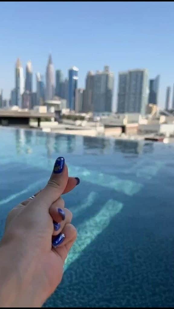 アリーナ・ザギトワのインスタグラム：「Из холодной Москвы в тёплый Дубай за 9 секунд 😍」