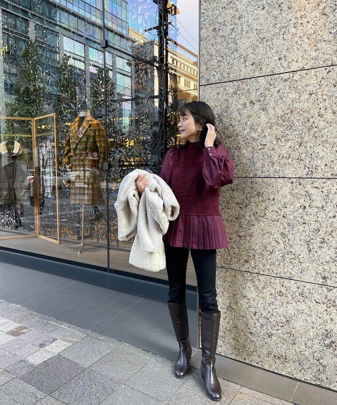 沖田愛加さんのインスタグラム写真 - (沖田愛加Instagram)「みりあちゃんが私のお洋服の展示会に来てくれたときに 着てたボルドーのトップスが可愛くて可愛くて、、 私も真似しちゃいました😝💕笑 . . 12月11日土曜日にカレンダーのオンラインイベントあるので ぜひ遊びにきてね！ ストーリーのハイライトに詳細貼ってます🐻💛  👕 @priveve_priveve 👖 @uniqlo_jp 👡 @grl_official 🧥 @proportionbodydressing . . #ユニクロ #ユニクロコーデ #デニムコーデ #デニムパンツ #スキニーコーデ #ロングブーツ #プリヴェヴェ」12月3日 20時47分 - okita_aika