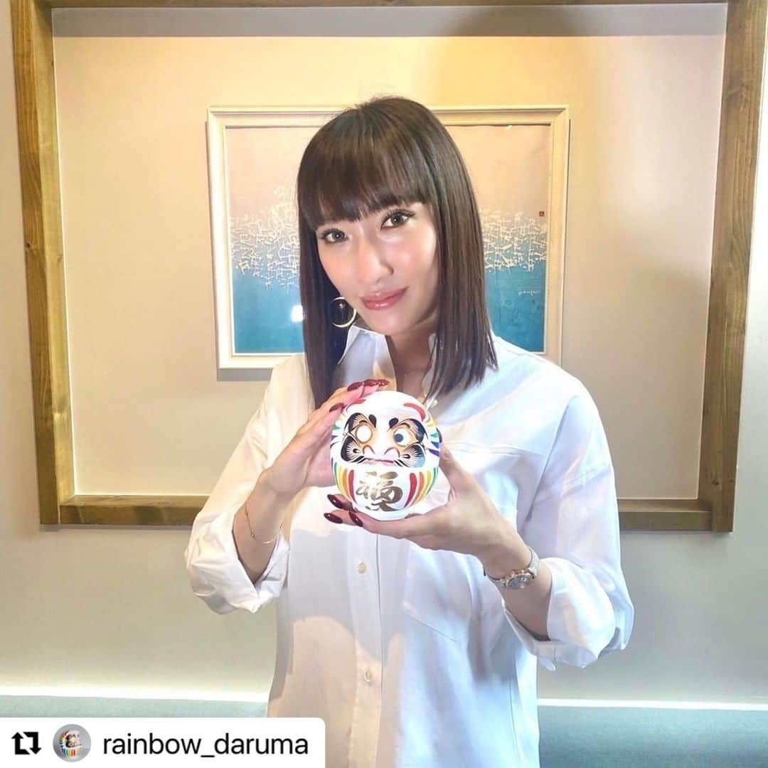 ゆしんさんのインスタグラム写真 - (ゆしんInstagram)「． There’s a different path for each of us. 🏳️‍🌈❤️🧡💛💚💙💜🏳️‍🌈 ． #Repost @rainbow_daruma with @make_repost ・・・ ゆしんさん (@yushin0725 )  私はこれからも私です。 人はその人そのものに惹かれるものだと思っています。そんな気持ちをだるまに込めました。LGBTQコミュニティに声を上げこれからの未来ある人達が自分らしく生きられる社会になりますように。まずは自分に愛と誇りを持って下さい。  =============  I will continue to be me. I believe that people are attracted to the person themselves, and that's what I put into this Daruma doll. I hope that the LGBTQ community will speak out and that we can create a society where future generations can live their own lives. First of all, please have love and pride in yourself.  #rainbow  #transgender  #rainbowdaruma  #達磨  #ダルマ  #lgbt  #lgbtq🌈  #rainbow  #セクマイ  #性的マイノリティ  #セクシュアルマイノリティ  #rainbowflag #gay  #lesbian  #transgender #missinternationalqueen #missinternationalqueenjapan」12月3日 21時00分 - yushin0725