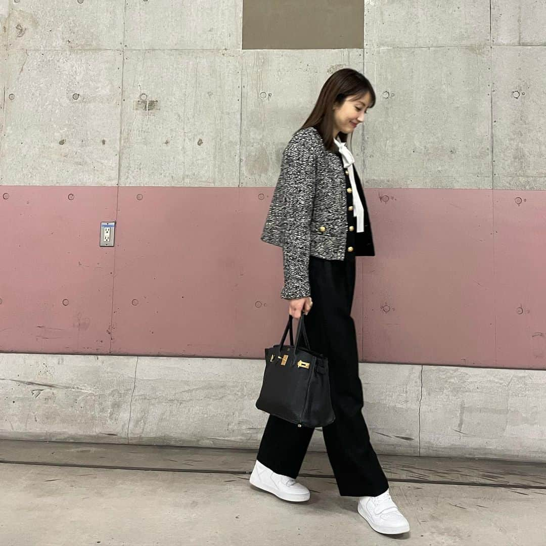 矢田亜希子さんのインスタグラム写真 - (矢田亜希子Instagram)「昼間はポカポカでした♪ #私服#冬服#ロングコートはまだかな#ショートコート#ウールジャケットがちょうどいいね#ジャケット#ブラウス#パンツ @celine」12月3日 21時02分 - akiko_yada