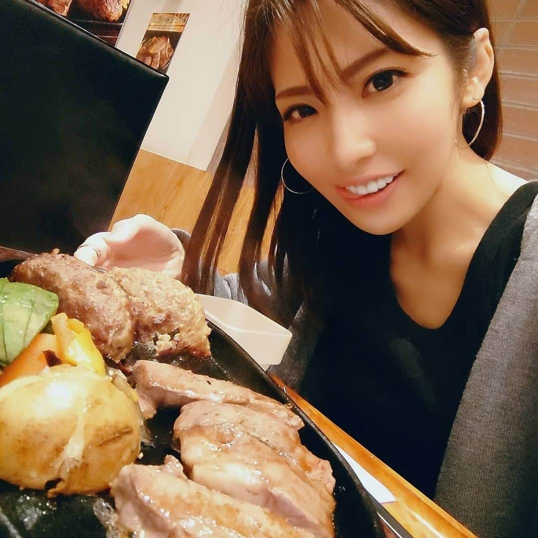 浅乃ハルミのインスタグラム：「一緒に夕飯食べたいね!! take1からのtake2(^^) スライド動画take1は音有り注意(笑)  This restaurant is awesome.  【セクシーな動画や画像はプロフィールからTwitterへ🤭🔞 For my sexy videos and images, go to Twitter🤫】  #チャットレディの日常  #チャットレディ浅乃ハルミ #いしがまやハンバーグ  #ishigamayahamburg  #ハンバーグステーキ  #鎖骨フェチ #鎖骨 #肉食女子 #肉食女子🍖  ※プロフィールからTwitterに飛ぶ時アダルト際どい画像等投稿中の為 センシティブ表示出ます〜ググって皆さん自身の設定変更しておくれ〜許して!笑」