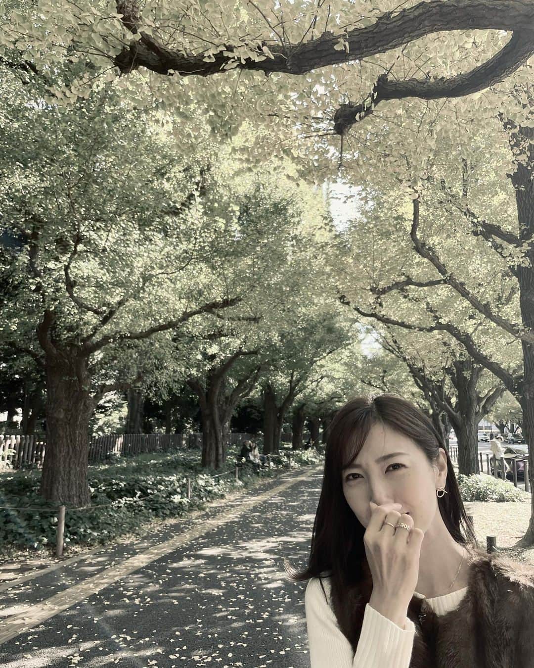 小澤陽子さんのインスタグラム写真 - (小澤陽子Instagram)「𝚒𝚗 𝚙𝚛𝚒𝚟𝚊𝚝𝚎❁  11月があっという間すぎたと、 驚きながら師走を迎えました…📆  いちょう並木をお散歩していたら、 曲がっている子を発見！👀🌲🌲🌶🌲 個性って大事☺️☺️☺️  紅葉欲？は満たされた🍁 …のはよかったものの、、 写真を撮る時にマスクを外したら、、、、 ちょっと臭かったことに気付いた瞬間です🤏🏻😂👃🏻  #ものまね王座決定戦 見ています🥺✨  からの、、、 今夜も、ぜひ脱力しましょう👓 #金曜23時  #フジテレビ　#８ちゃんねる #全力脱力タイムズ   #どんどんカメラに近づく度に #光ニマケテル #紅葉 #四季のある日本って素敵 #秋服コーデ #秋冬コーデ  #おざよーfashion👗  #いちょう並木 #ぎんなん #紅葉狩り #気が付けば街はクリスマスムード🎄」12月3日 21時10分 - yoko.ozawa729