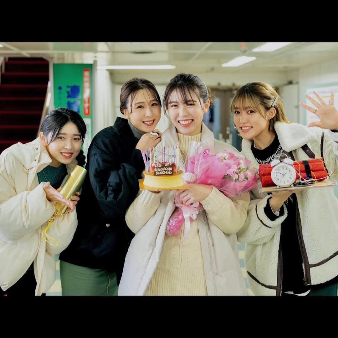 彩香のインスタグラム：「＊ RIGHT-ON TIME！ 嬉しすぎたな〜😭💐🎂ありがとうございました！！ 是非YouTubeを見てみてください🙏🏻🙇🏻‍♀️ @righton_pr の可愛い冬服も要チェック☝🏻✨ ＊ ＊ ＊ #righton #rightontime #ライトオン #ライトオンコーデ」