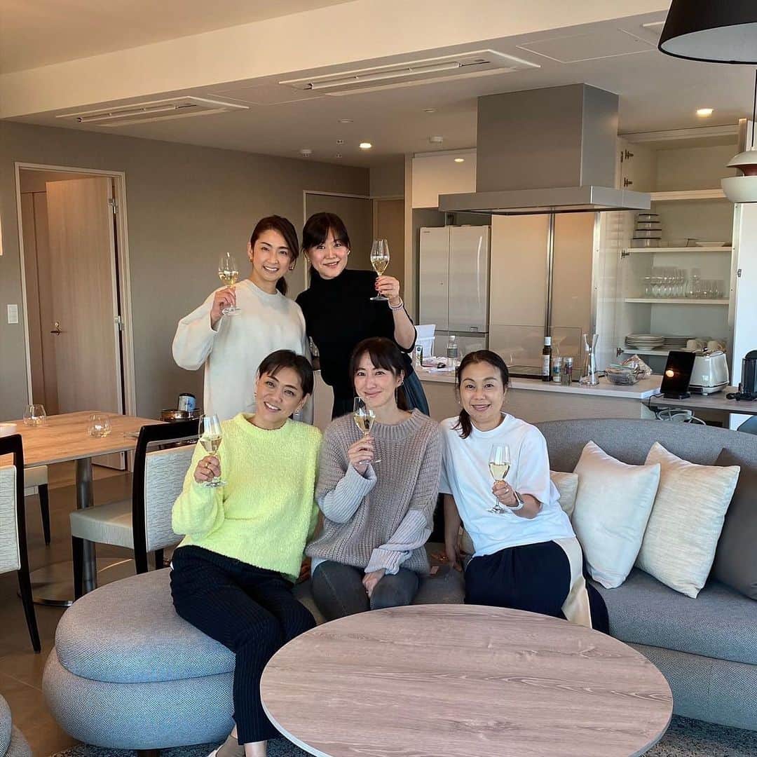 前田ゆかのインスタグラム：「秋生まれの友人とバースデー会🎂 @oakwood_suites_yokohama  夜の部には @ina_tomo ちゃんも合流して盛り上がりました✨✨  とても広々とした空間、かなりくつろいでDVD鑑賞にカラオケにと盛りだくさん〜集まれた嬉しさで弾む夜。  近くでの贅沢もアリですね♪  ゴージャスなひと時もあじわえて ちょっと旅行に行ったかのような気持ちにもなれて、癒しとエネルギーをもたらしてくれます🤍  これは恒例にしたいな😆  #オークウッドスイーツ横浜  #女子会 #駅直結 #お泊まりパーティー  #典ちゃんインスタLive中にオンステージ #🎤😆🎵」