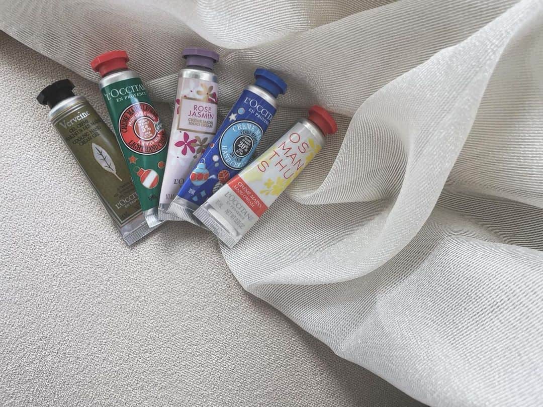 宮内理沙のインスタグラム：「christmas gift of @loccitane_jp 🎁🌹 . . ミニハンドクリームセットなんだけどパッケージが可愛くて誰かにプレゼントするのも良いし色々な香りのものがあるから友達とかと分けるのも良いね😙 . . #気持ちの届く香りのギフト #ロクシタン #クリスマスコフレ2021 #クリスマスプレゼント #gifted #ad」