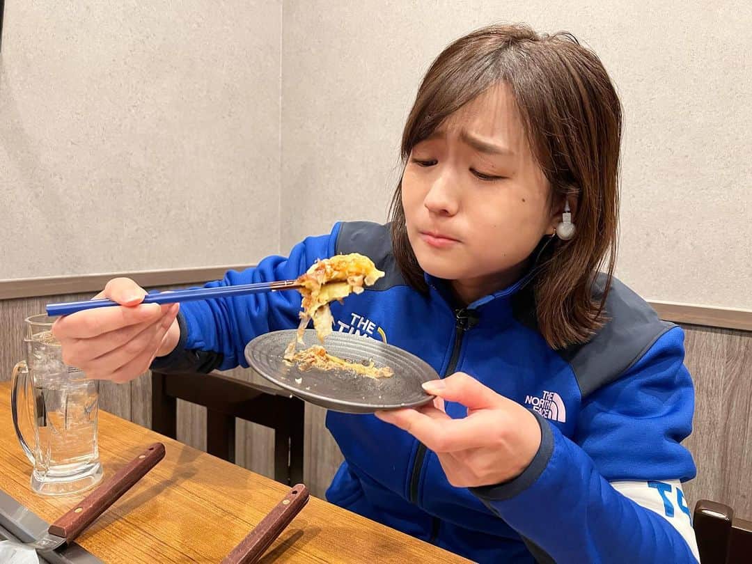 篠原梨菜さんのインスタグラム写真 - (篠原梨菜Instagram)「お好み焼きのふわふわ食感が想像を超えてきた3コマ→→→ #朝5時の美味TIME  今朝は東京・錦糸町「よろずや」さんからお伝えしました！ 24時間営業で、鉄板焼きからお刺身まで多彩なメニューが！その数280種類以上。 今朝はこだわりのお好み焼きをいただきました😆 豚肉やエビ・イカなどが入ったミックス玉。一番人気だそうです！ 食感はふわっふわで、あっという間に1枚なくなる。😆 お出汁の優しい旨味も感じられてとっても美味しい。具沢山です！ エビやイカはお刺身でも食べられる新鮮なものを使っているとのことでぷりっぷり😊 これが24時間食べられるとは...😍 #よろずや #錦糸町 #錦糸町グルメ #お好み焼き #ミックス玉 #ふわふわお好み焼き #thetime_tbs #tbs #tbsアナウンサー #篠原梨菜」12月3日 21時21分 - shinorinatbs