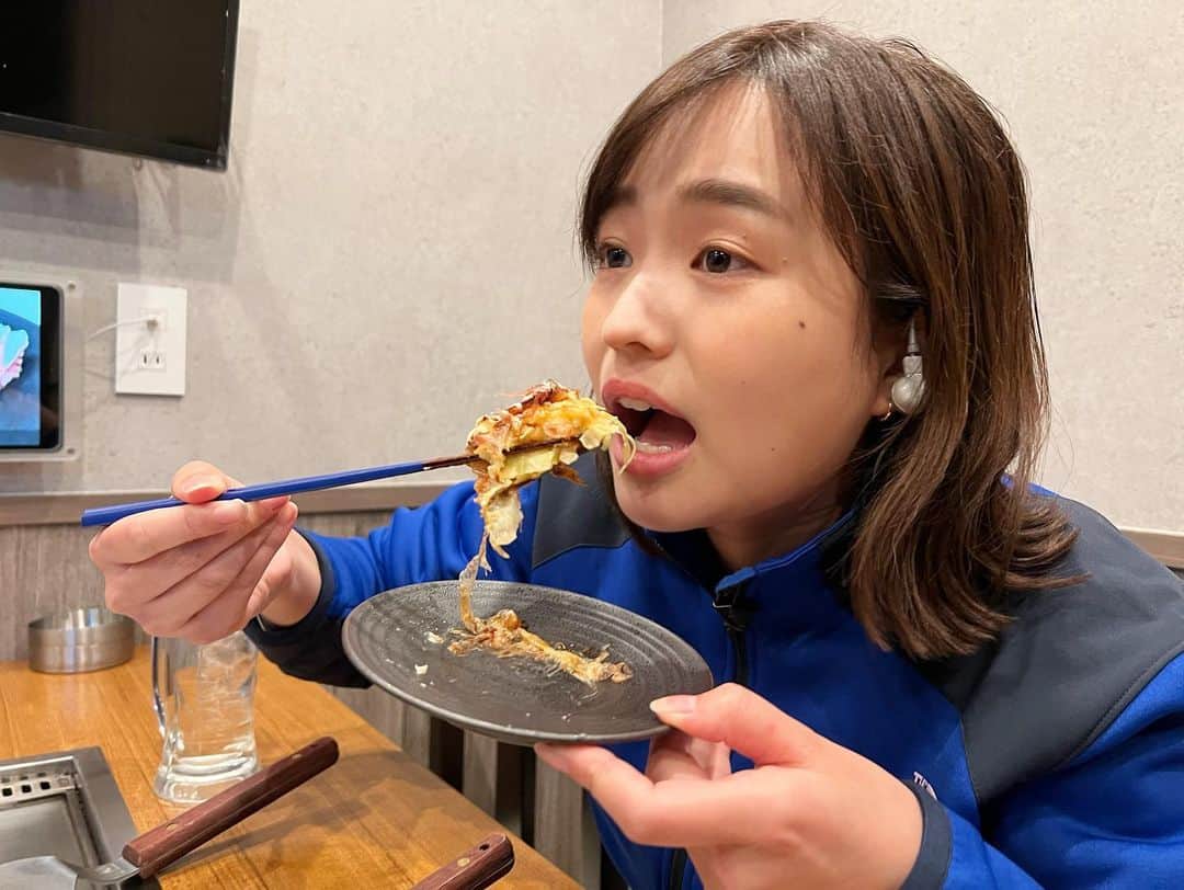 篠原梨菜さんのインスタグラム写真 - (篠原梨菜Instagram)「お好み焼きのふわふわ食感が想像を超えてきた3コマ→→→ #朝5時の美味TIME  今朝は東京・錦糸町「よろずや」さんからお伝えしました！ 24時間営業で、鉄板焼きからお刺身まで多彩なメニューが！その数280種類以上。 今朝はこだわりのお好み焼きをいただきました😆 豚肉やエビ・イカなどが入ったミックス玉。一番人気だそうです！ 食感はふわっふわで、あっという間に1枚なくなる。😆 お出汁の優しい旨味も感じられてとっても美味しい。具沢山です！ エビやイカはお刺身でも食べられる新鮮なものを使っているとのことでぷりっぷり😊 これが24時間食べられるとは...😍 #よろずや #錦糸町 #錦糸町グルメ #お好み焼き #ミックス玉 #ふわふわお好み焼き #thetime_tbs #tbs #tbsアナウンサー #篠原梨菜」12月3日 21時21分 - shinorinatbs