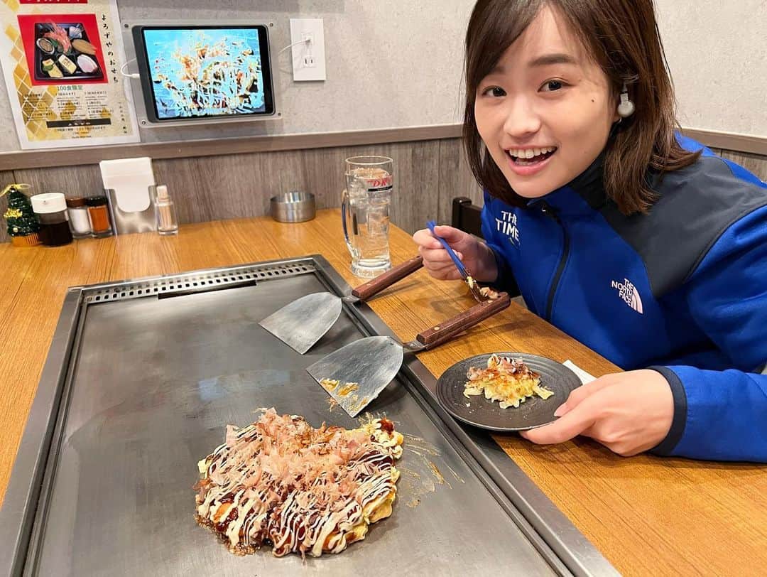篠原梨菜さんのインスタグラム写真 - (篠原梨菜Instagram)「お好み焼きのふわふわ食感が想像を超えてきた3コマ→→→ #朝5時の美味TIME  今朝は東京・錦糸町「よろずや」さんからお伝えしました！ 24時間営業で、鉄板焼きからお刺身まで多彩なメニューが！その数280種類以上。 今朝はこだわりのお好み焼きをいただきました😆 豚肉やエビ・イカなどが入ったミックス玉。一番人気だそうです！ 食感はふわっふわで、あっという間に1枚なくなる。😆 お出汁の優しい旨味も感じられてとっても美味しい。具沢山です！ エビやイカはお刺身でも食べられる新鮮なものを使っているとのことでぷりっぷり😊 これが24時間食べられるとは...😍 #よろずや #錦糸町 #錦糸町グルメ #お好み焼き #ミックス玉 #ふわふわお好み焼き #thetime_tbs #tbs #tbsアナウンサー #篠原梨菜」12月3日 21時21分 - shinorinatbs