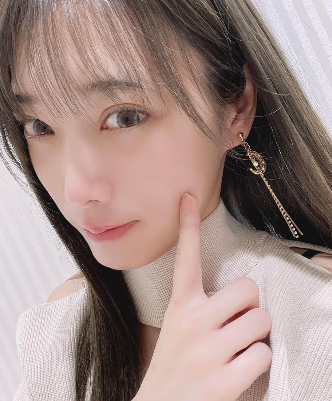 赤井沙希さんのインスタグラム写真 - (赤井沙希Instagram)「普段あんまり肌荒れしないのに、 6月くらいにマスク荒れ？ストレス荒れでニキビが止まらなくて😹  今は荒れ散らかした跡だけが残っていて、 自分でスキンケアと食べ物でのケアしてるけど、なかなか追いつかなくて😹 これから月イチペースで優しいレーザーやっていこうかなと！  今回はYAG BEAUTYの池袋院 Dual Clinic 池袋で施術してきたよ⭐︎  レーザートーニングはビビりで痛い怖いが苦手な私でも大丈夫でした！  かさぶたになったりダウンタイム無いのが私のお仕事的にもありがたい😹🙌  ご予約の際に私のInstagramを見たで picoレーザートーニング＋パック 通常価格￥14,800＋tax が ご新規様￥4,980＋tax にしてくださるそうです😻！✨  月イチ通えるように頑張る！！💆‍♀️✨  #YAGBEAUTY #Dualclinic #レーザートーニング #RRRマスクパック」12月3日 21時41分 - saki__akai