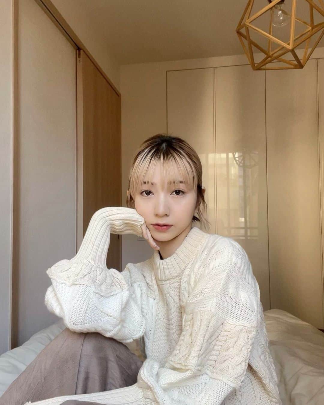 松尾 瞳のインスタグラム：「12月になったねえ❄️  今月は佑記が１日もお仕事休まない そうでポンタとふたり暇なので 実家に帰還してきました🏔🚅  マンションと違って一軒家で寒くて 廊下とか震えながら歩いてる。←  みんなも風邪とか気をつけて ラスト12月過ごしてね〜⛄️❤️」