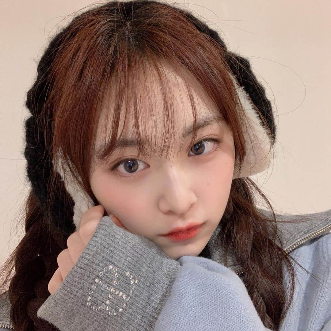 岸田莉里花のインスタグラム：「みなさん〜！韓国は今日−1度でとっても寒いです❄️❄️❄️ 耳あてしてあったかく〜☺️❤️ みなさんもあったかくして過ごしてください〜😌☕️  여러분!오늘은 −1도라서 너무너무 추웠어요~❄️❄️❄️ 귀도리 끼고 따뜻해~☺️❤️ 여러분도 따뜻하게 하고 지내요~😌☕️」