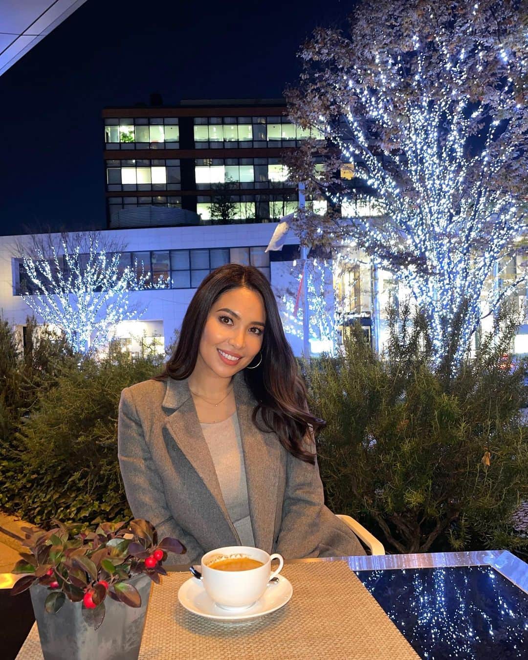 のインスタグラム：「広尾にある石井治療院でお顔と全身の整体と鍼をしてもらったよ😉✨ 石井先生 @ishii_yukio のゴッドハンドは素晴らしかった❣️とっても丁寧に施術してくださって、慢性肩凝りで肩のヘルニア持ちの私が、ひさびさに肩の痛みを感じずに過ごせてる✨  顔も浮腫みがスッキリして、リフトアップ✨ほうれい線も薄くなって、キュッと若返った感じ❤️  美容鍼も小顔矯正も、今までいろんな所に行った事あるけど、こんなに丁寧に向き合って施術してくれる先生は初めてだな👍🏻✨  一回でこんなに結果が出たから、これは通ったらもっと綺麗になれそうだわ😍  石井先生は、オリエンタルヴィーガン 食を実践していて、為になる話もたくさん聞けたから嬉しい😆  #インフルエンサー #モデル #港区女子 #ハーフ #eurasian #wasian #ファッションコーデ #halfjapanese #夜景 ##六本木 #六本木グルメ #港区グルメ #六本木カフェ  #グランドハイアット東京 #広尾 #美容 #美容鍼 #整体 #エステ #小顔矯正 #小顔マッサージ #けやき坂イルミネーション #六本木ヒルズ #roppongihills #イルミネーション #六本木イルミネーション #grandhyatt #夜カフェ #港区カフェ」