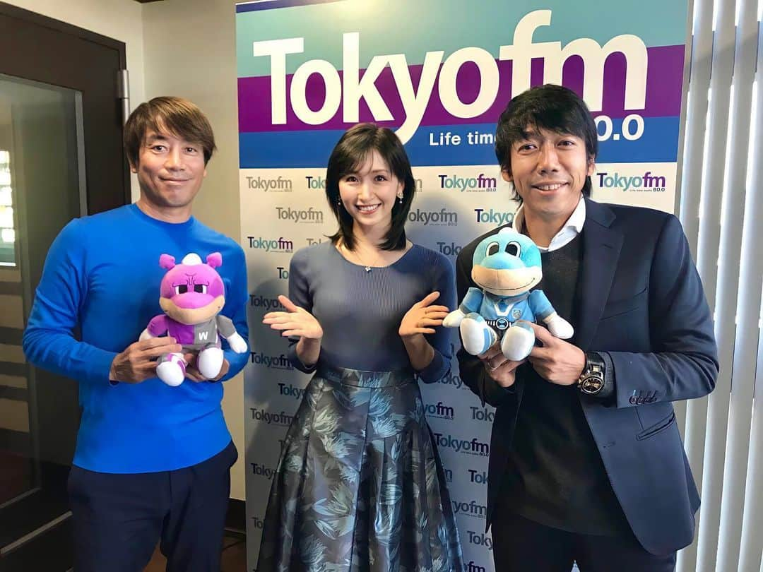 横山ルリカさんのインスタグラム写真 - (横山ルリカInstagram)「. TOKYO FM🎧✨ 【TOKYO TEPPAN FRIDAY】🌈 スペシャルゲストに、 川崎フロンターレFROの 【中村憲剛】さんをお迎えしました🐬✨✨  憲剛さんのトークが楽しすぎて17分が秒に感じました😱💦  歴代のミスターフロンターレ⚽️のお二人と✨光栄です☺️  #TOKYOFM #TOKYOTEPPANFRIDAY #てつふら #中村憲剛 さん #中西哲生 さん #川崎フロンターレ #ミスターフロンターレ #🐬🐬🐬」12月3日 22時01分 - rurika_yokoyama_official