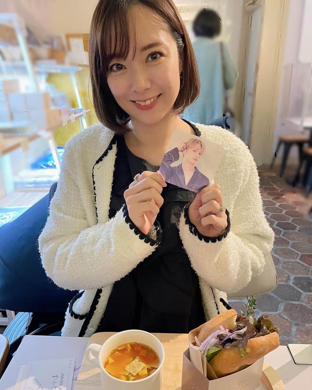 近本あゆみのインスタグラム：「久しぶりにオタ活〜📣 期間限定でやっていたセブチの公式カフェに妹と行ってきました❣️ もう至福でしかない時間😍 なにより人目を憚らずけーぽ界隈の話を大声で話せる空間が楽しすぎました😍 ちなみにセブチ（SEVENTEEN）はBTS所属のHYBE所属なのでBTS好きな方は聴いてみてほしいなぁ😍 BTSいつの間にやらワールドクラスになってしまったので最近はもっぱらセブチ、トゥバ、エンハイプンあたりの若手推してます😍📣 次は渋谷の公式物販に行く予定❣️楽しみ❤️ * * #オタ活 #推し事 #セブチ #セブチ好きな人と繋がりたい #トゥバ #エンハイプン #ジョシュア #ジュン #ムンジュンフィ #ホンジス」