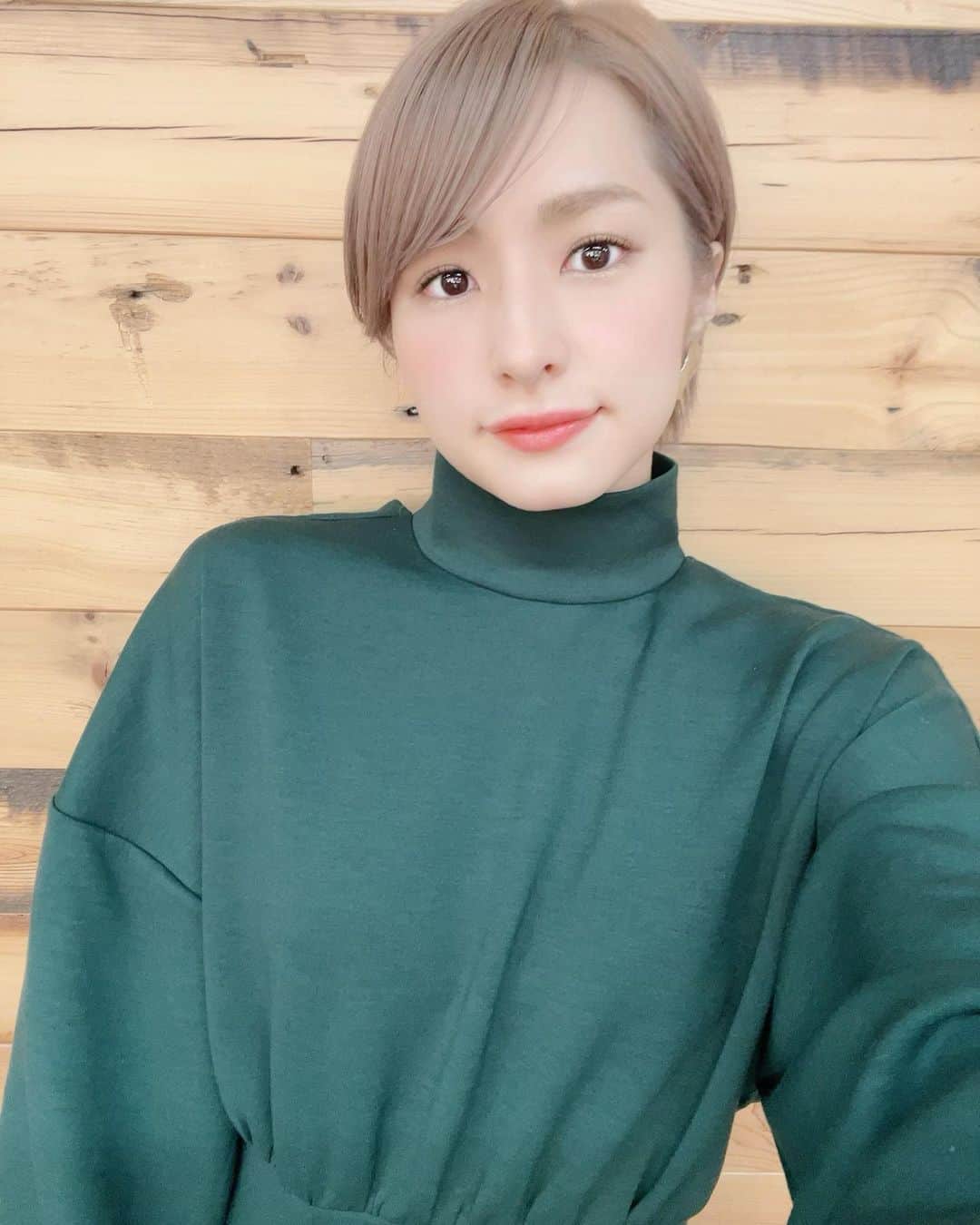 湊あかねのインスタグラム：「取材day✨  久しぶりに昔の事思い出した。笑  今回は、これ着たよ🤗 後ろがセクシー✨✨✨  お楽しみに✌️  @cielair」