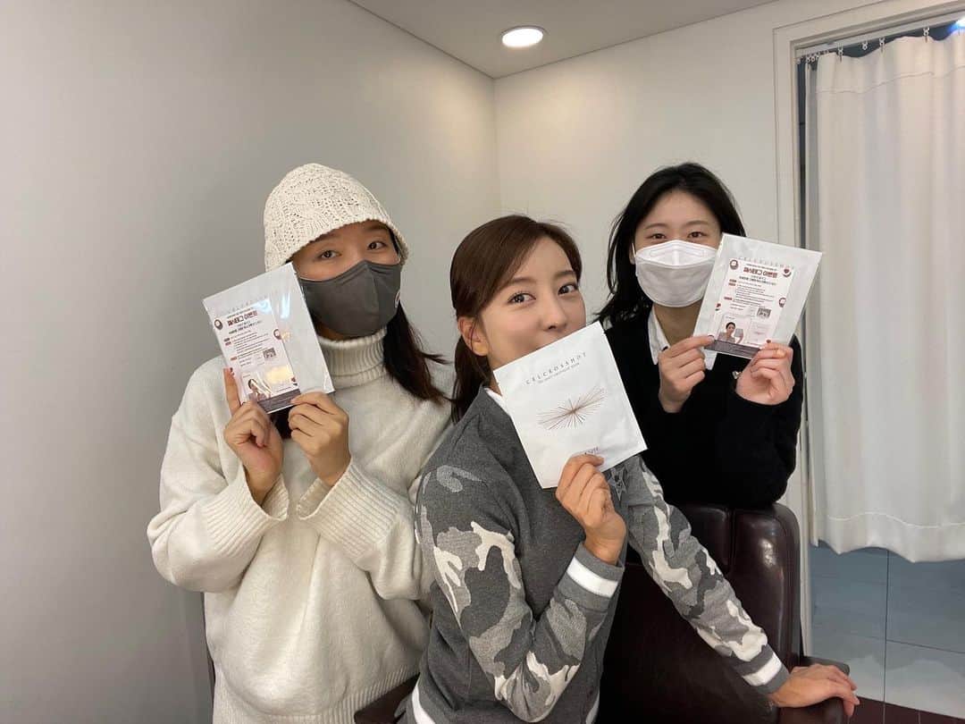 チェ・ユンソのインスタグラム：「#이희헤어앤메이크업  신의 손+금손의 조합🧡  #라에스테셀크로샷」