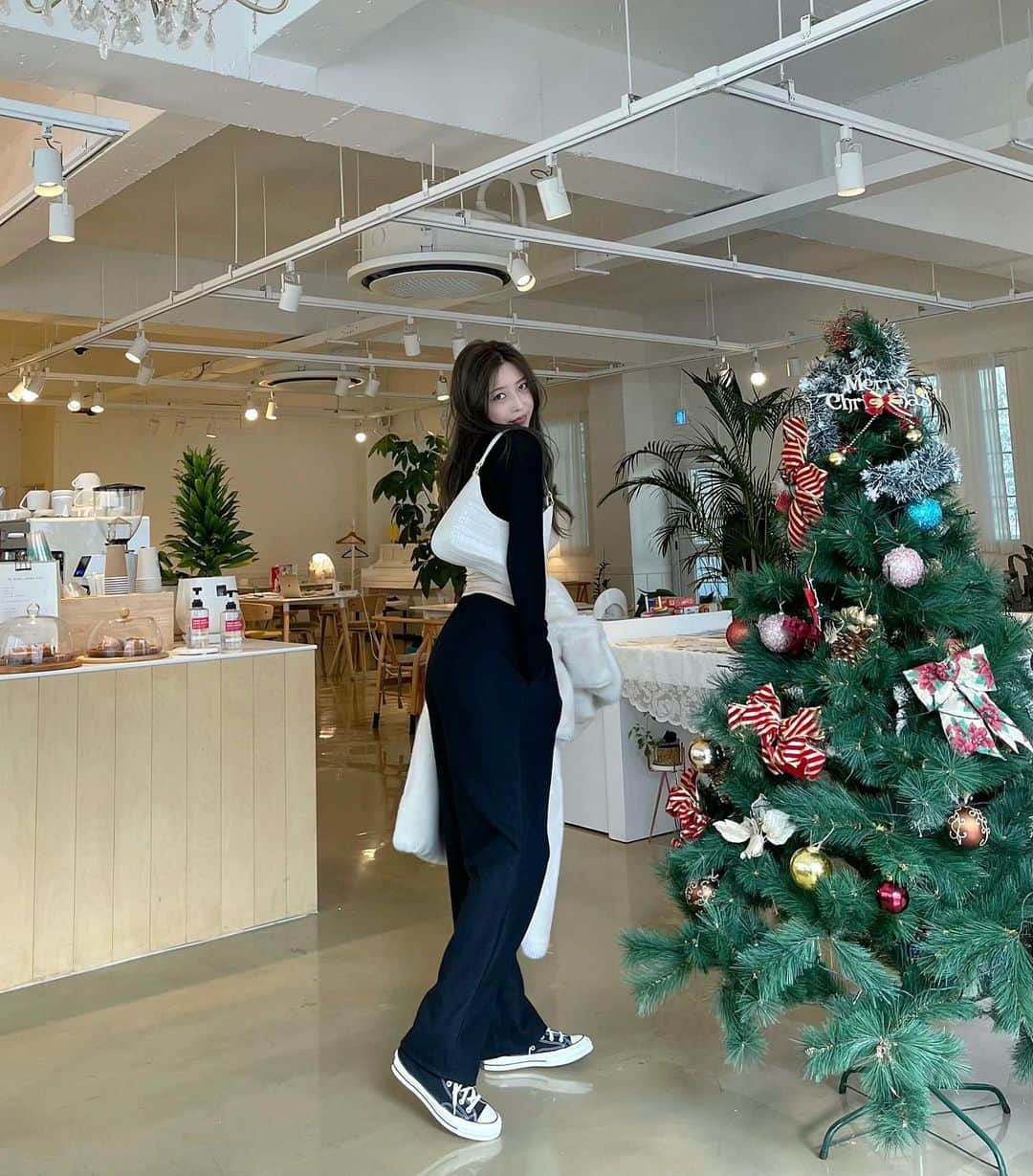 Choi Somiさんのインスタグラム写真 - (Choi SomiInstagram)「⠀⠀⠀⠀ #글랜더 #glander  🎄🖤🎄🤍」12月3日 22時24分 - cxxsomi