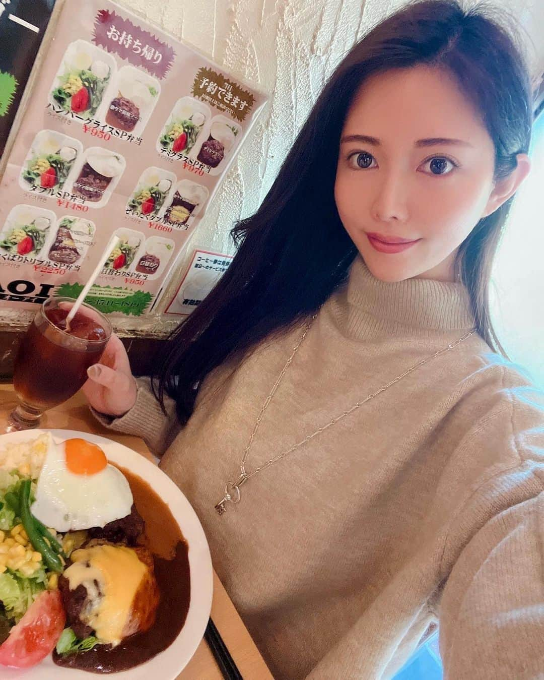 さわいえりさんのインスタグラム写真 - (さわいえりInstagram)「銀座でゆるっと【AOIの絶品ハンバーグ】🍴  この前、マグスリムで銀座行ったついでに、 近くの洋食屋さん《AOI》でランチ♡  今年で25周年の銀座老舗店なの。 ぜいたくダブルハンバーグ食べてきたよ☺️  こちらは人気ＮＯ１メニューだけあって絶品！ マヨネーズチーズ焼きと激ウマ和風ソースの2種類が一度に味わえます。  ハンバーグはふっわふわの激うま💗 口の中で肉汁じゅわ〜♪  トロトロの目玉焼きと合わせて食べるととろけました🍳  気軽に入れるお店だし、また近くに来たら行こうと思う⭐︎  🏠東京都中央区銀座２－１１－９三和産工ビル１階  ・  ・  #PR #おいしいハンバーグ #銀座ハンバーグ #銀座グルメ #銀座」12月3日 22時29分 - beauty_eri7