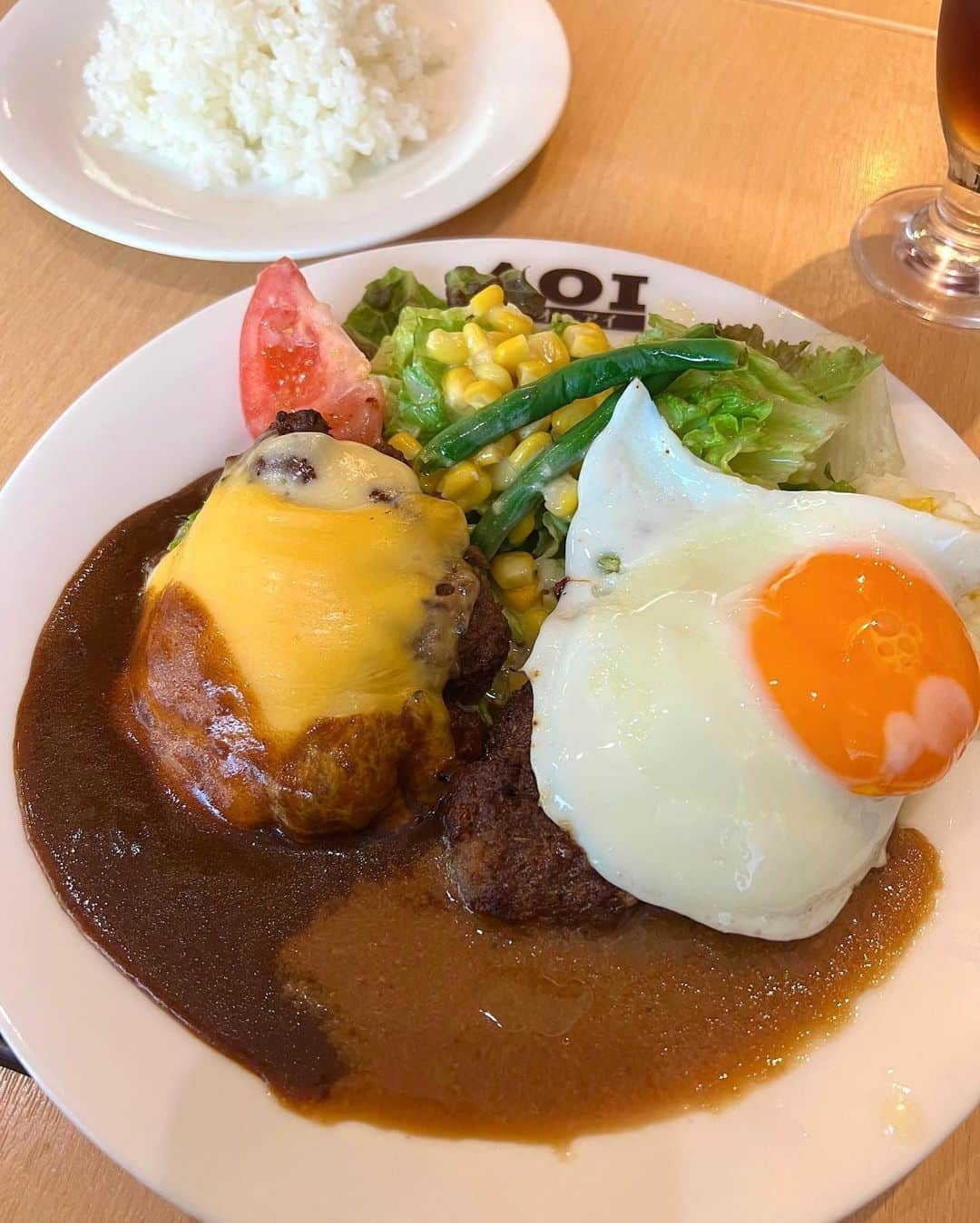 さわいえりさんのインスタグラム写真 - (さわいえりInstagram)「銀座でゆるっと【AOIの絶品ハンバーグ】🍴  この前、マグスリムで銀座行ったついでに、 近くの洋食屋さん《AOI》でランチ♡  今年で25周年の銀座老舗店なの。 ぜいたくダブルハンバーグ食べてきたよ☺️  こちらは人気ＮＯ１メニューだけあって絶品！ マヨネーズチーズ焼きと激ウマ和風ソースの2種類が一度に味わえます。  ハンバーグはふっわふわの激うま💗 口の中で肉汁じゅわ〜♪  トロトロの目玉焼きと合わせて食べるととろけました🍳  気軽に入れるお店だし、また近くに来たら行こうと思う⭐︎  🏠東京都中央区銀座２－１１－９三和産工ビル１階  ・  ・  #PR #おいしいハンバーグ #銀座ハンバーグ #銀座グルメ #銀座」12月3日 22時29分 - beauty_eri7