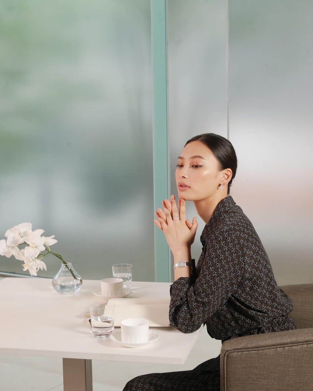 大政絢のインスタグラム：「precious12月号  @harrywinston  オフショット✨📸 ムービーも公開しているので是非チェックしてみてください！  #harrywinston #preciousmagazine」