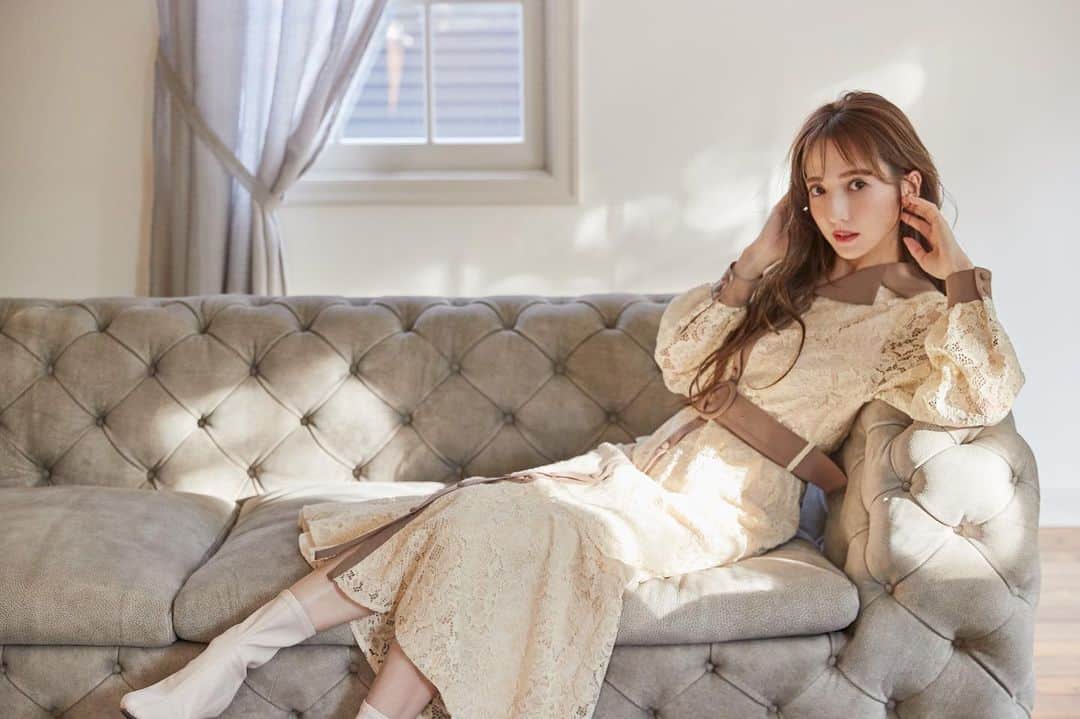 平木愛美のインスタグラム：「miia web catalog   christmasな世界観もあるなかでの、、可愛いお洋服。是非チェックしてみてください❤︎」