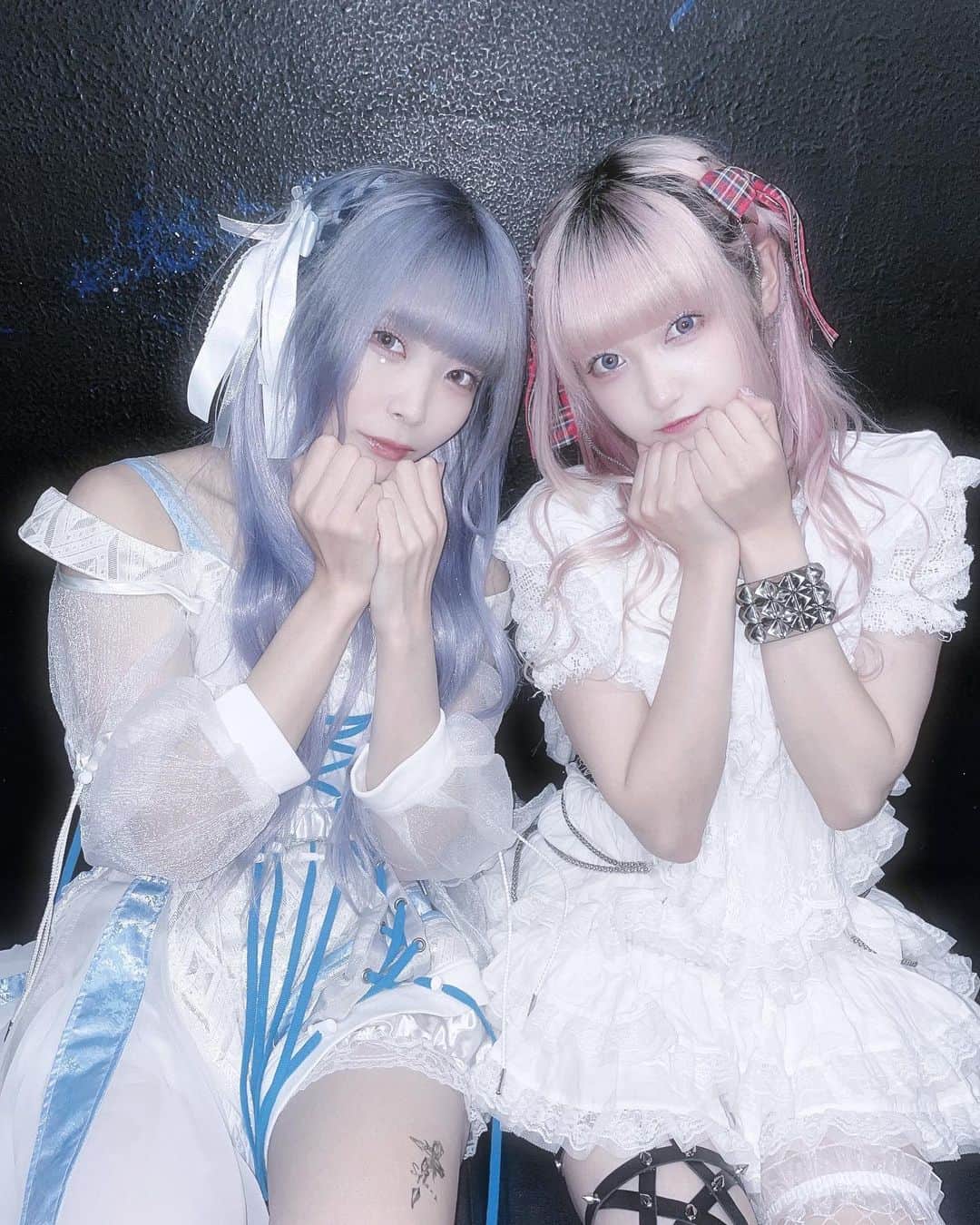 パン・ルナリーフィのインスタグラム：「キキララよ💙💗 @_mewv  #sanrio  #サンリオピューロランド #キキララ #リトルツインスターズ #bluehair #pinkhair #haircolor #instagood」