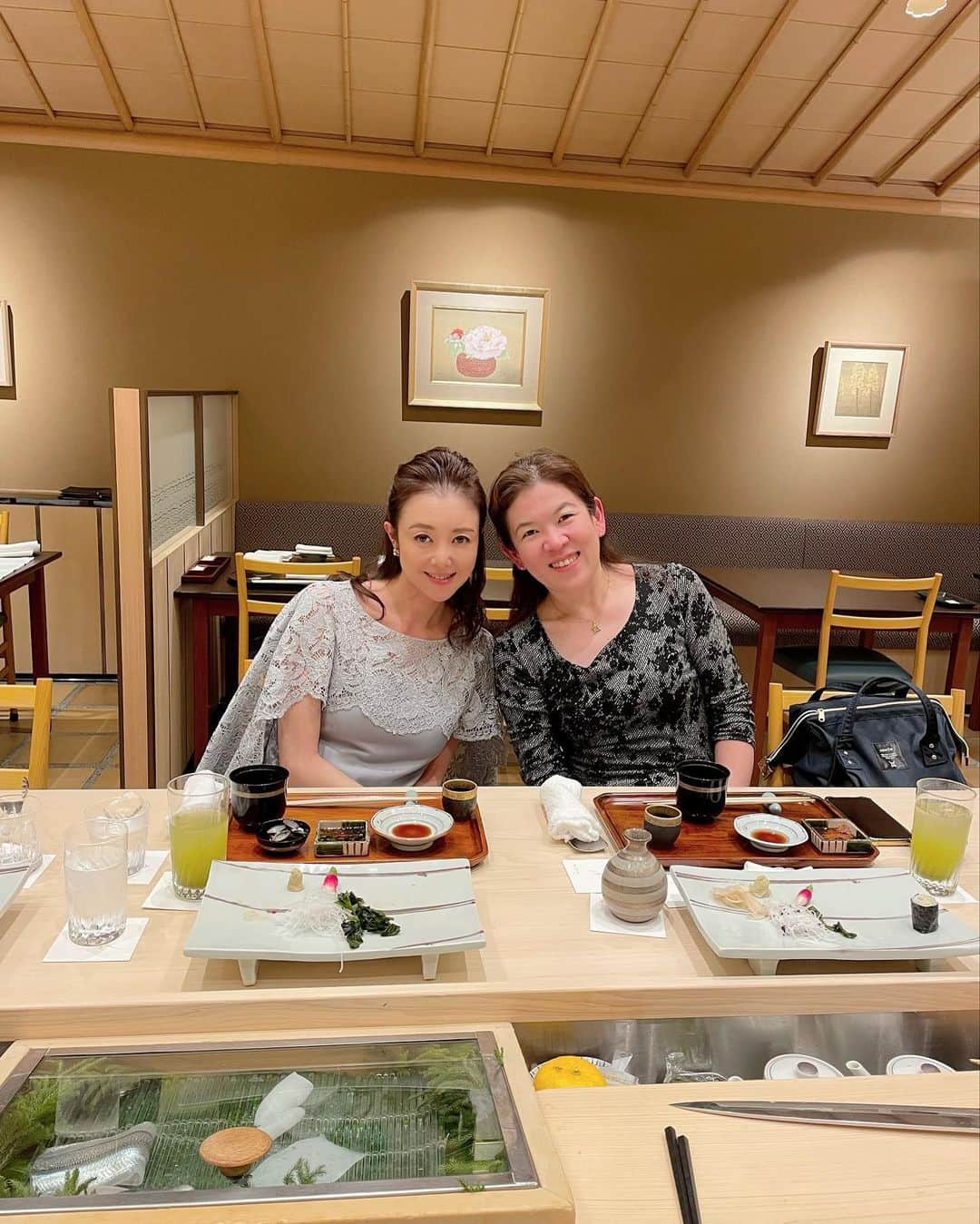 のインスタグラム：「みなさま、こんばんは♪ 昔々のそのまた昔、 宝塚音楽学校に入学が決まり、 関西に親戚も知人もいない中で 母の同級生というだけで、家族のようにお世話してくださった恩人ファミリーがいるのです。そのお姉ちゃまのなおちゃんと今日は奇跡の再会ーー❣️😭 当時おじちゃまが連れてって下さっていたオークラの久兵衛さんへ♪ プレステージタワーに再開されてから嬉しい初訪問‼わーい🙌偶然が重なる日。　  明日は新月ですね🌑  #感謝#akurarobe」