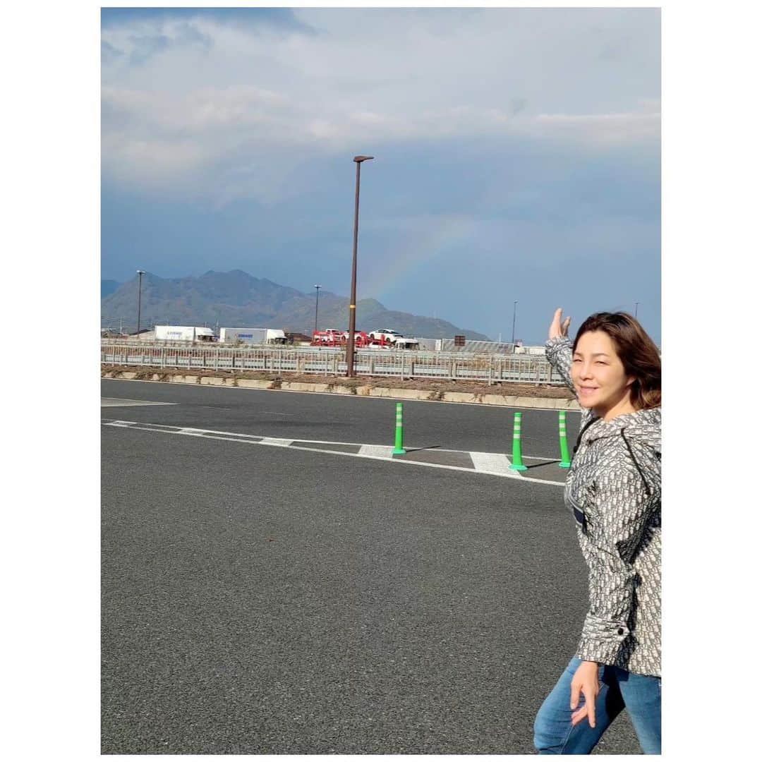 井上貴子さんのインスタグラム写真 - (井上貴子Instagram)「本日早い時間から九州入り  4日が熊本で試合なので 久々の祖父母と母親と叔父の お墓参り  そしたら福岡空港で マコちゃんにバッタリ逢ったー❤︎ 何年ぶりー？？？ 相変わらず背が高くて美人！ 偶然でも逢えて嬉しかったー^ ^  その後中津へ… よしちゃん（父の弟）に付き合ってもらってやっと来れたーー^ ^  今度はゆっくり中津へ行くぞ  よしちゃんと 宝来軒でラーメンたべて 熊本へ！！！  道中 雨が降ったりやんだりしてて  虹を発見🌈  わかるかな？？？写真  Happyなことラッキーなこと 口に出した方がいい！  よーな気がする（笑）  なので 貴子ちゃんちゅーぶの 田口氏ゲストの回の再生回数が  たまたま8888の末広がり数  これは！とスクショっしょ  今月も数本 貴子ちゃんちゅーぶの収録を予定しています  通るか通らないかは置いといて 貴子ちゃんちゅーぶのコメント欄に なにかご希望があれば つぶやいてみてください  スタッフもアタシも必ず読むので  でわでわ 明日の試合がんばるぞぉ^ ^  Happyで^ ^  プロフィール画面に記載のURLより 通販サイト「神取屋」に飛べます^ ^  コロナ禍に携わる全てのお仕事の皆様 心から感謝しています 引き続き油断せずお気をつけてお過ごし下さいませ  #井上貴子  #LLPWX #女子プロレス #益子直美 #神取忍 #よしちゃん #お墓参り #中津市 #熊本県山鹿市 #womensprowrestring #トイプードル #毎週火曜日YouTube更新 #https://www.youtube.com/c/takacoinoue  #cacatocacat #貴子ちゃんちゅーぶ #YouTubeはじめました #チャンネル登録お願い致します #LLPWX通販サイト神取屋 #感謝 #STOPCOVID19」12月4日 0時14分 - takaco_inoue