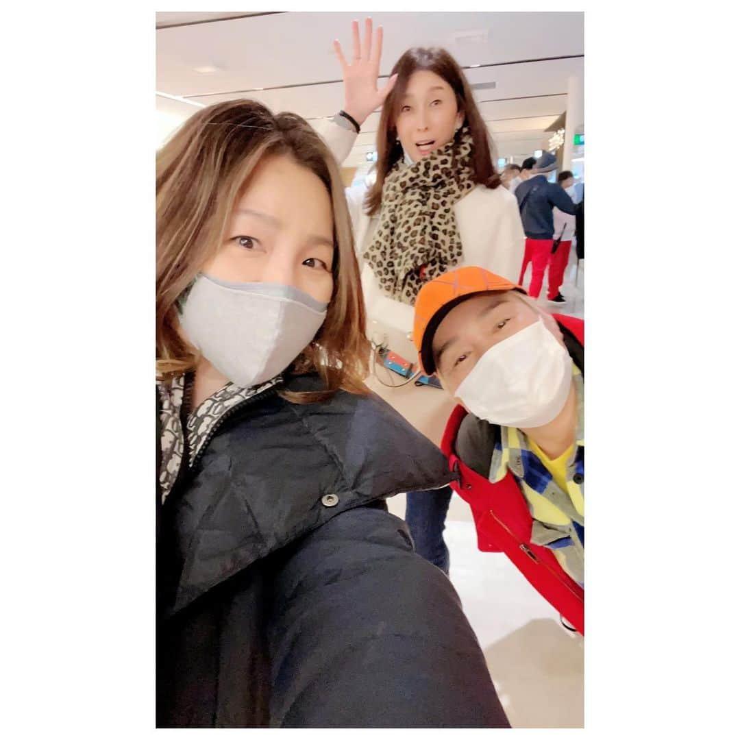 井上貴子さんのインスタグラム写真 - (井上貴子Instagram)「本日早い時間から九州入り  4日が熊本で試合なので 久々の祖父母と母親と叔父の お墓参り  そしたら福岡空港で マコちゃんにバッタリ逢ったー❤︎ 何年ぶりー？？？ 相変わらず背が高くて美人！ 偶然でも逢えて嬉しかったー^ ^  その後中津へ… よしちゃん（父の弟）に付き合ってもらってやっと来れたーー^ ^  今度はゆっくり中津へ行くぞ  よしちゃんと 宝来軒でラーメンたべて 熊本へ！！！  道中 雨が降ったりやんだりしてて  虹を発見🌈  わかるかな？？？写真  Happyなことラッキーなこと 口に出した方がいい！  よーな気がする（笑）  なので 貴子ちゃんちゅーぶの 田口氏ゲストの回の再生回数が  たまたま8888の末広がり数  これは！とスクショっしょ  今月も数本 貴子ちゃんちゅーぶの収録を予定しています  通るか通らないかは置いといて 貴子ちゃんちゅーぶのコメント欄に なにかご希望があれば つぶやいてみてください  スタッフもアタシも必ず読むので  でわでわ 明日の試合がんばるぞぉ^ ^  Happyで^ ^  プロフィール画面に記載のURLより 通販サイト「神取屋」に飛べます^ ^  コロナ禍に携わる全てのお仕事の皆様 心から感謝しています 引き続き油断せずお気をつけてお過ごし下さいませ  #井上貴子  #LLPWX #女子プロレス #益子直美 #神取忍 #よしちゃん #お墓参り #中津市 #熊本県山鹿市 #womensprowrestring #トイプードル #毎週火曜日YouTube更新 #https://www.youtube.com/c/takacoinoue  #cacatocacat #貴子ちゃんちゅーぶ #YouTubeはじめました #チャンネル登録お願い致します #LLPWX通販サイト神取屋 #感謝 #STOPCOVID19」12月4日 0時14分 - takaco_inoue