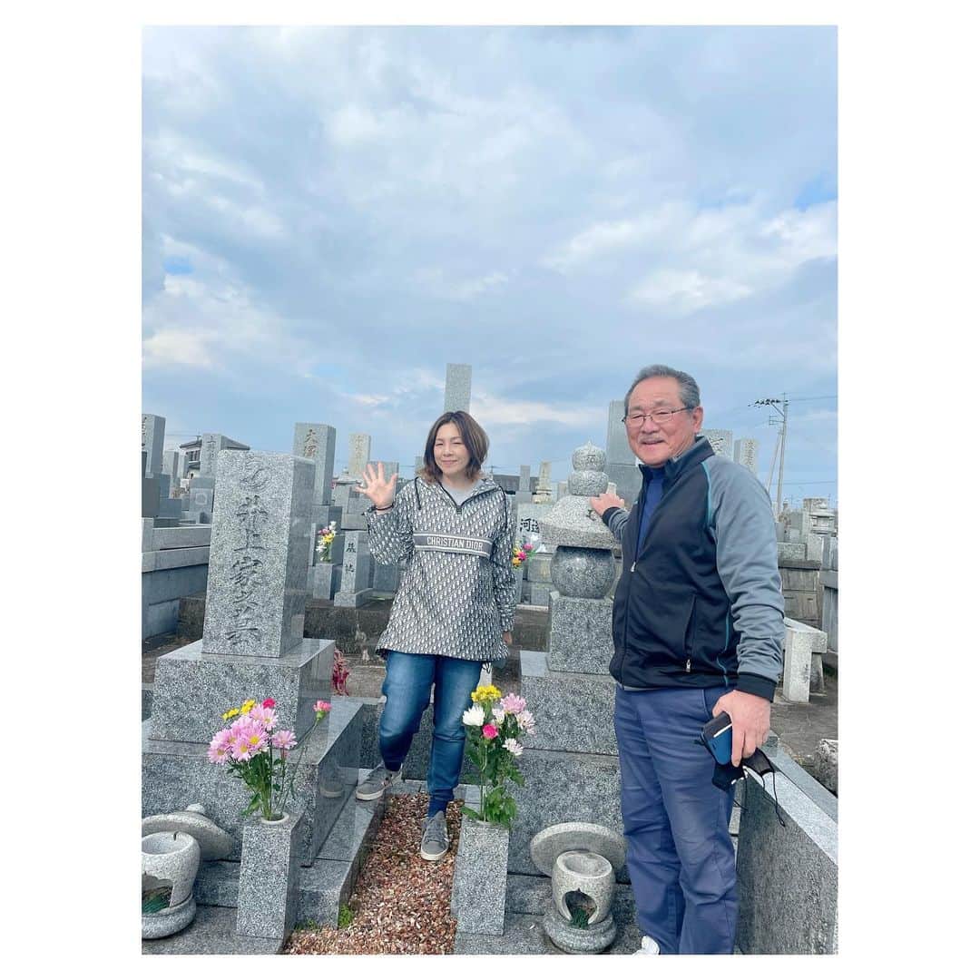 井上貴子のインスタグラム：「本日早い時間から九州入り  4日が熊本で試合なので 久々の祖父母と母親と叔父の お墓参り  そしたら福岡空港で マコちゃんにバッタリ逢ったー❤︎ 何年ぶりー？？？ 相変わらず背が高くて美人！ 偶然でも逢えて嬉しかったー^ ^  その後中津へ… よしちゃん（父の弟）に付き合ってもらってやっと来れたーー^ ^  今度はゆっくり中津へ行くぞ  よしちゃんと 宝来軒でラーメンたべて 熊本へ！！！  道中 雨が降ったりやんだりしてて  虹を発見🌈  わかるかな？？？写真  Happyなことラッキーなこと 口に出した方がいい！  よーな気がする（笑）  なので 貴子ちゃんちゅーぶの 田口氏ゲストの回の再生回数が  たまたま8888の末広がり数  これは！とスクショっしょ  今月も数本 貴子ちゃんちゅーぶの収録を予定しています  通るか通らないかは置いといて 貴子ちゃんちゅーぶのコメント欄に なにかご希望があれば つぶやいてみてください  スタッフもアタシも必ず読むので  でわでわ 明日の試合がんばるぞぉ^ ^  Happyで^ ^  プロフィール画面に記載のURLより 通販サイト「神取屋」に飛べます^ ^  コロナ禍に携わる全てのお仕事の皆様 心から感謝しています 引き続き油断せずお気をつけてお過ごし下さいませ  #井上貴子  #LLPWX #女子プロレス #益子直美 #神取忍 #よしちゃん #お墓参り #中津市 #熊本県山鹿市 #womensprowrestring #トイプードル #毎週火曜日YouTube更新 #https://www.youtube.com/c/takacoinoue  #cacatocacat #貴子ちゃんちゅーぶ #YouTubeはじめました #チャンネル登録お願い致します #LLPWX通販サイト神取屋 #感謝 #STOPCOVID19」