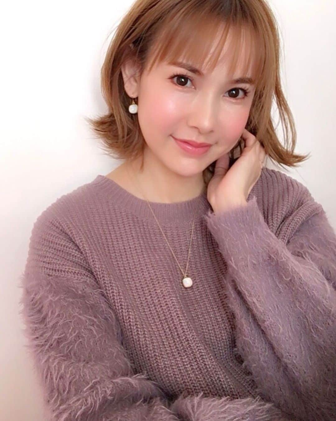 上原さくらのインスタグラム：「やっと鎖骨より伸びたのに、またまた洗うのと乾かすのに時間がかかるのが面倒になってしまいロングは断念。 この性格が変わらない限り、たぶんもう髪は伸ばせないな…。 #ボブ #ウルフボブ #外ハネボブ #楽ちんヘア #ヘアアレンジ」