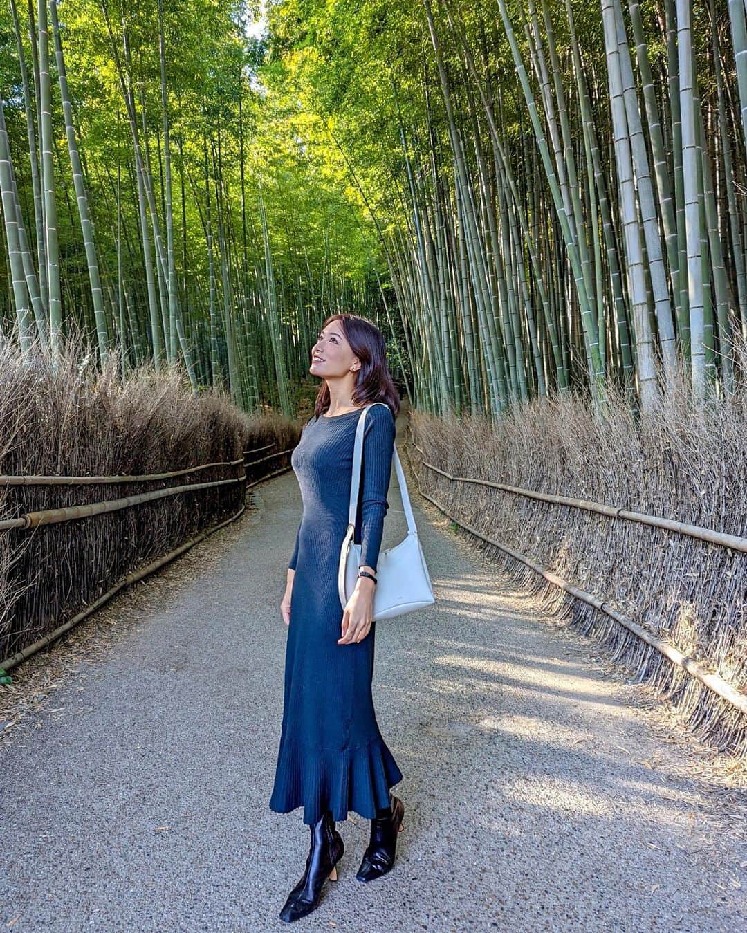 石井里奈さんのインスタグラム写真 - (石井里奈Instagram)「こんにちは🧡 . 今日は京都編✨ 京都では久々に嵐山観光へ🍁 毎度撮影で来てるけど撮影で来るといいスポットに連れて行っていただけて感謝🥲🧡 嵐山の竹林は奥の方がより静かで綺麗に撮影できるらしいです🙆‍♀️伊右衛門茶のCMはここで撮られてるのだとか👂 . dress... @rinaduce  scarf... @leverrier___official  boots... @charleskeith_jp  bag... @polene_paris  . 春夏大人気だった @rinaduce のニットワンピース👗ということで秋冬バージョンも作りました👏しかも今回はサイズが2サイズで大きめのものもあります🙆‍♀️💕 . 本当に体のラインが綺麗に見えてスタイルよく見える褒められワンピ🧡 この濃いグリーンのような濃紺が絶妙で綺麗なの🙆‍♀️ そしてなんと！12月から限定セール開始！9日までビンテージワンピースとこのニットワンピースが30％オフです🔥年末最後のビッグセール！ この機会にぜひ💕 . #rinaduce #石井里奈 #冬服コーデ #冬コーデ #デートコーデ #クリスマスコーデ #京都観光 #嵐山 #竹林 #竹林の小径 #伊右衛門 #嵐山観光 #kyoto #京都 #モテコーデ #ニットワンピース #ニットワンピ #セール #セール情報 #ストール #嵐山竹林 #デトックス #癒し #自然 #国内旅行 #たびじょ #タビジョ #クリスマス #クリスマスデート #クリスマスプレゼント」12月4日 11時28分 - ri7tin1025