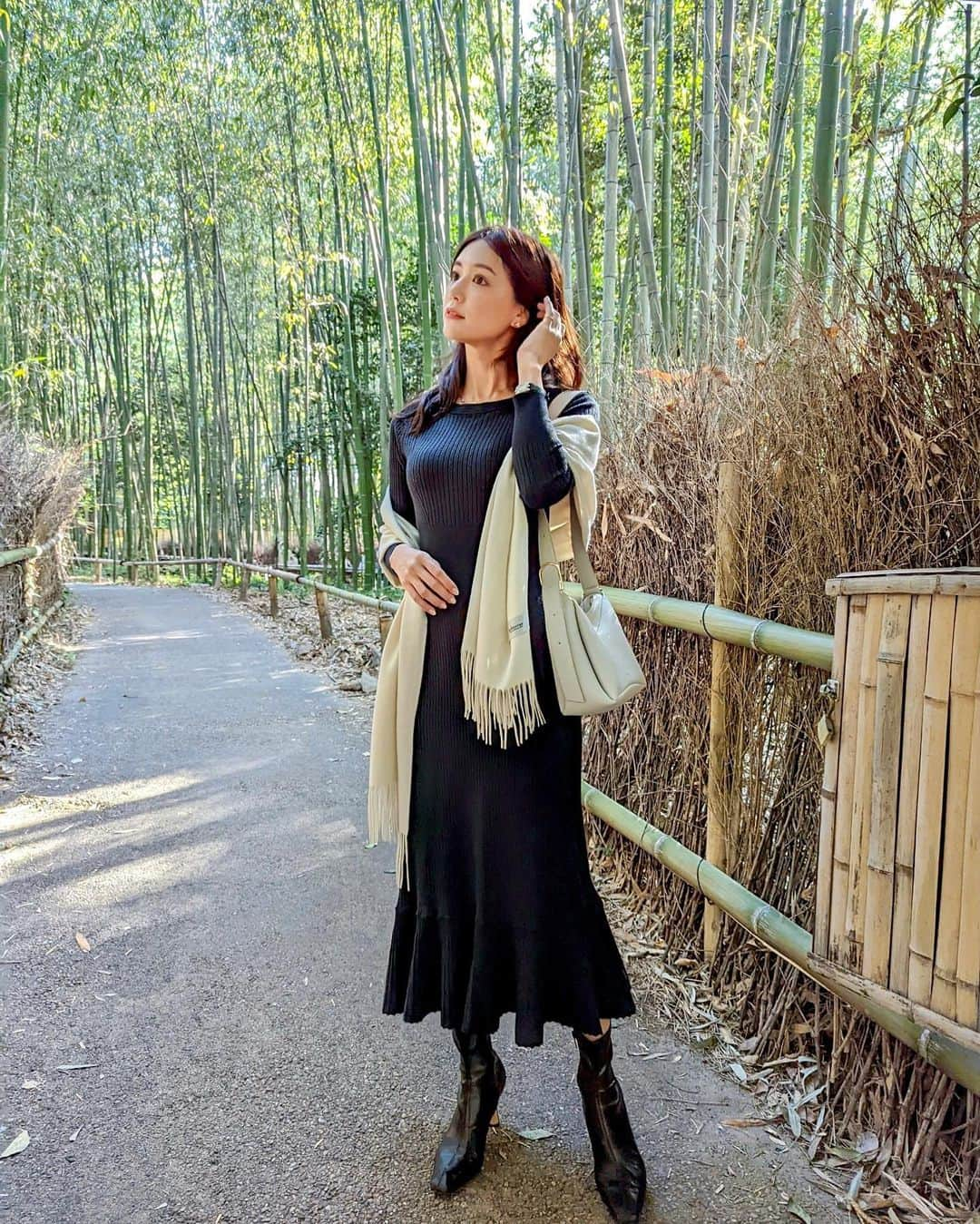 石井里奈さんのインスタグラム写真 - (石井里奈Instagram)「こんにちは🧡 . 今日は京都編✨ 京都では久々に嵐山観光へ🍁 毎度撮影で来てるけど撮影で来るといいスポットに連れて行っていただけて感謝🥲🧡 嵐山の竹林は奥の方がより静かで綺麗に撮影できるらしいです🙆‍♀️伊右衛門茶のCMはここで撮られてるのだとか👂 . dress... @rinaduce  scarf... @leverrier___official  boots... @charleskeith_jp  bag... @polene_paris  . 春夏大人気だった @rinaduce のニットワンピース👗ということで秋冬バージョンも作りました👏しかも今回はサイズが2サイズで大きめのものもあります🙆‍♀️💕 . 本当に体のラインが綺麗に見えてスタイルよく見える褒められワンピ🧡 この濃いグリーンのような濃紺が絶妙で綺麗なの🙆‍♀️ そしてなんと！12月から限定セール開始！9日までビンテージワンピースとこのニットワンピースが30％オフです🔥年末最後のビッグセール！ この機会にぜひ💕 . #rinaduce #石井里奈 #冬服コーデ #冬コーデ #デートコーデ #クリスマスコーデ #京都観光 #嵐山 #竹林 #竹林の小径 #伊右衛門 #嵐山観光 #kyoto #京都 #モテコーデ #ニットワンピース #ニットワンピ #セール #セール情報 #ストール #嵐山竹林 #デトックス #癒し #自然 #国内旅行 #たびじょ #タビジョ #クリスマス #クリスマスデート #クリスマスプレゼント」12月4日 11時28分 - ri7tin1025